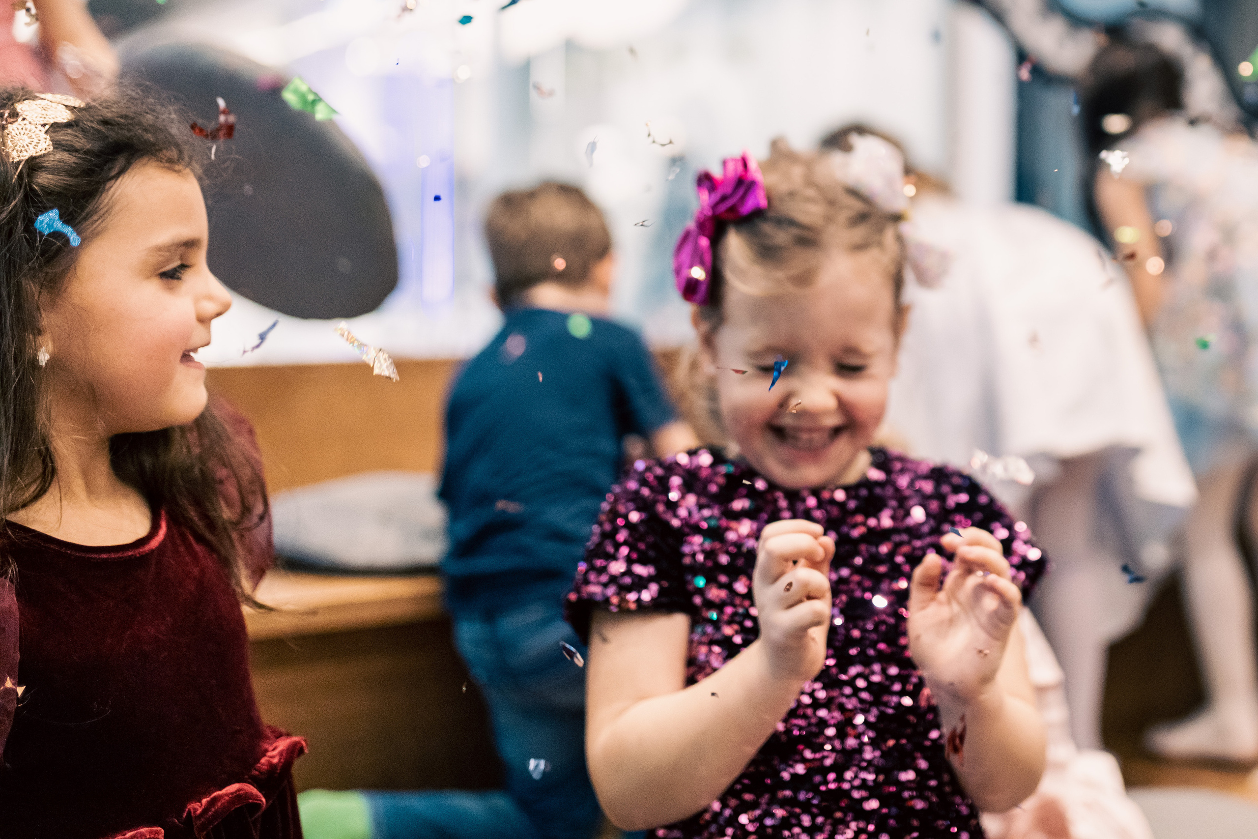 fotografisanje nasmejane male devojčice na proslavi dečijeg rođendana
