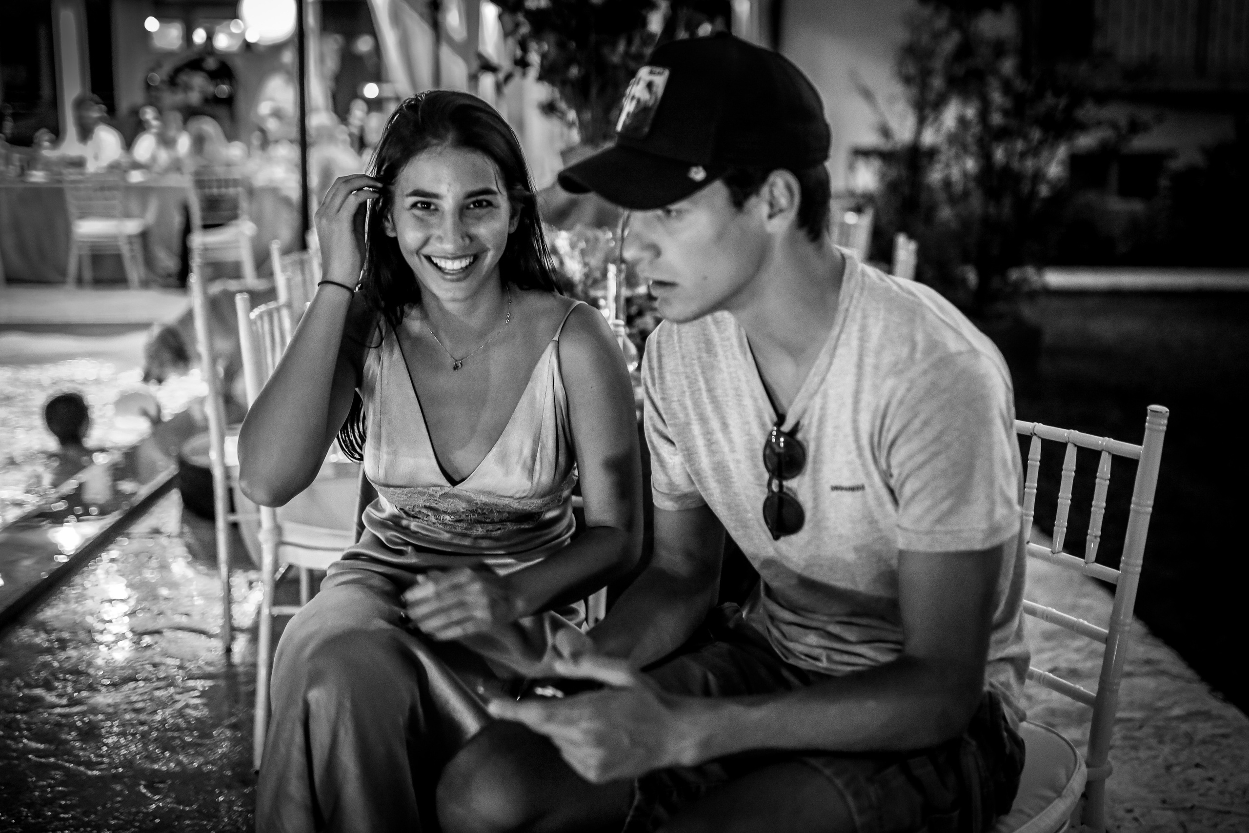 crno-bela fotografija momka i devojke