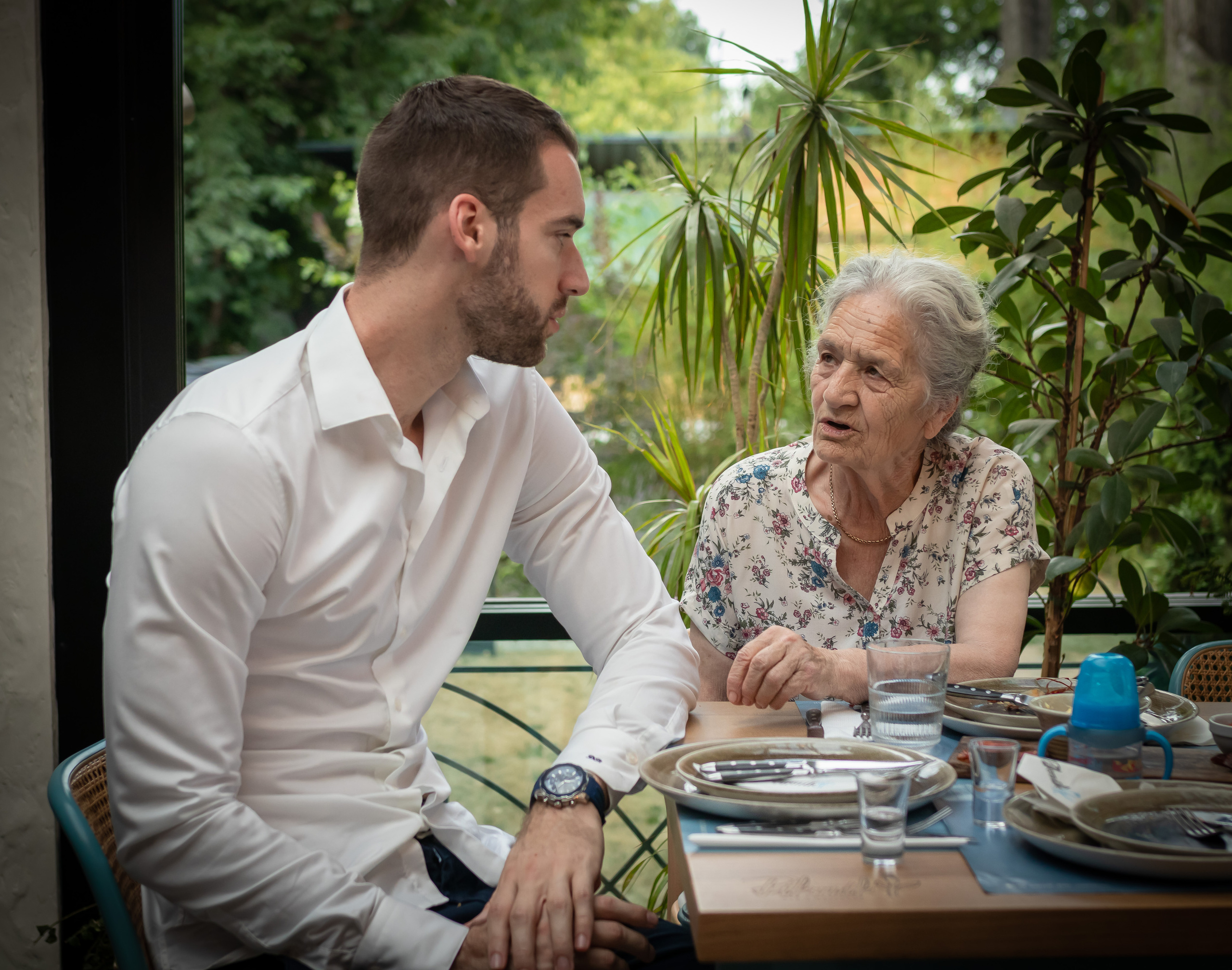 fotografija momka i starice