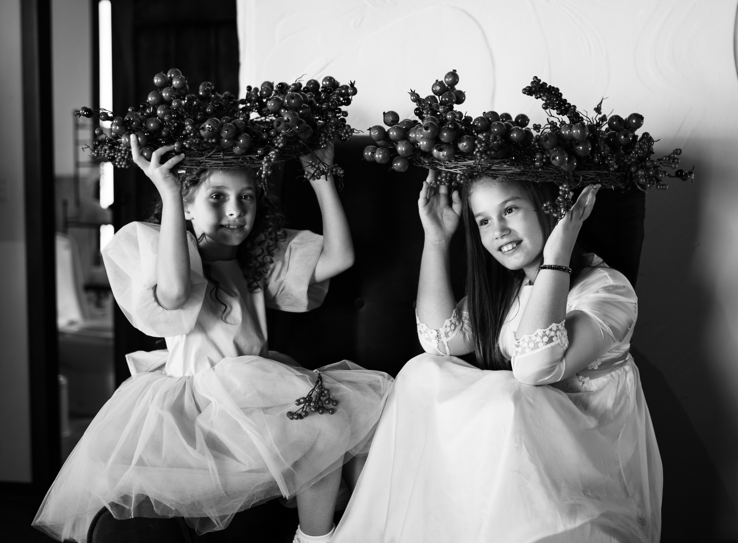 crno bela fotografija dece cveća