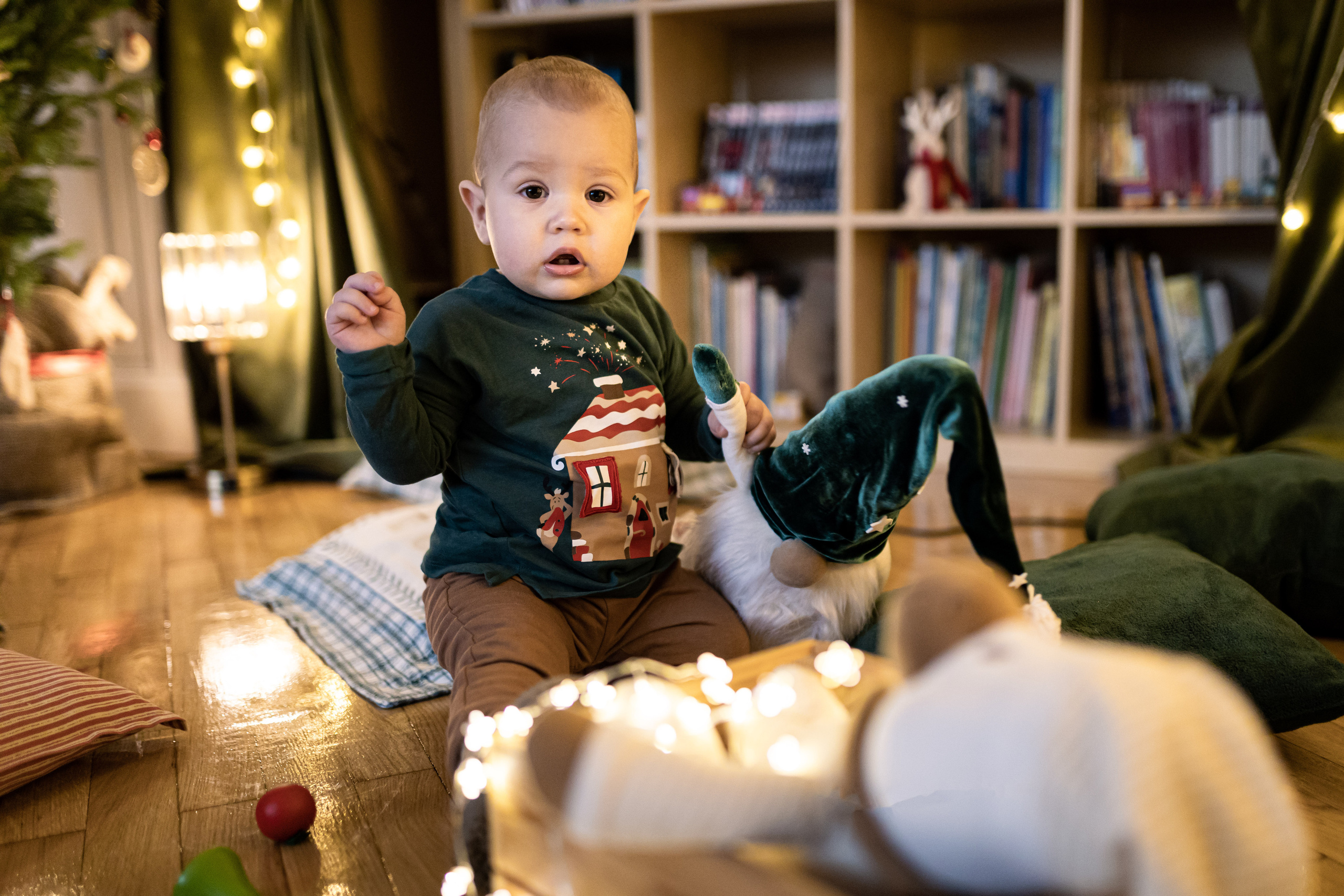 Deca u studiju na novogodišnjoj fotografiji