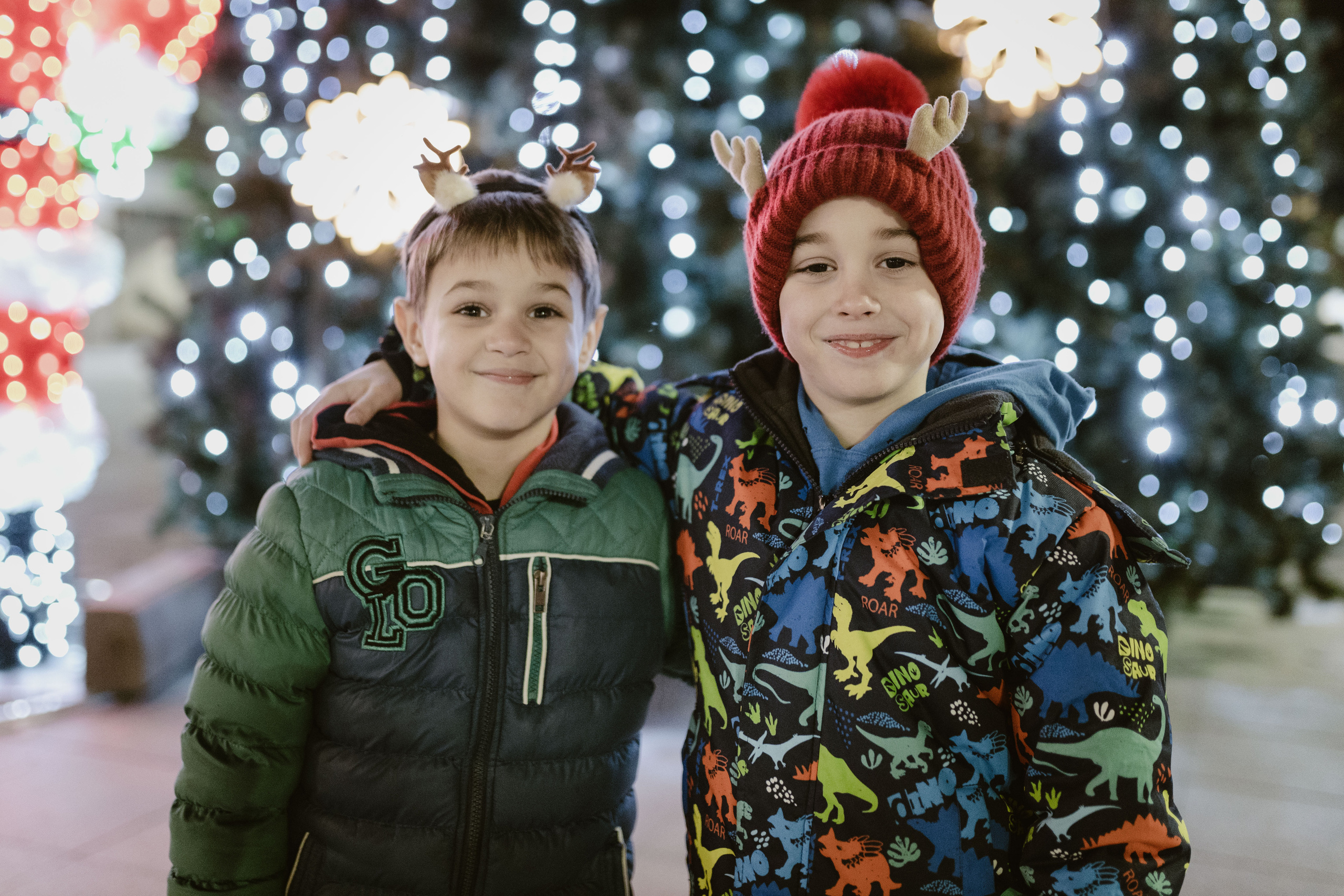 Praznična atmosfera uhvaćena na studijskom novogodišnjem fotografisanju