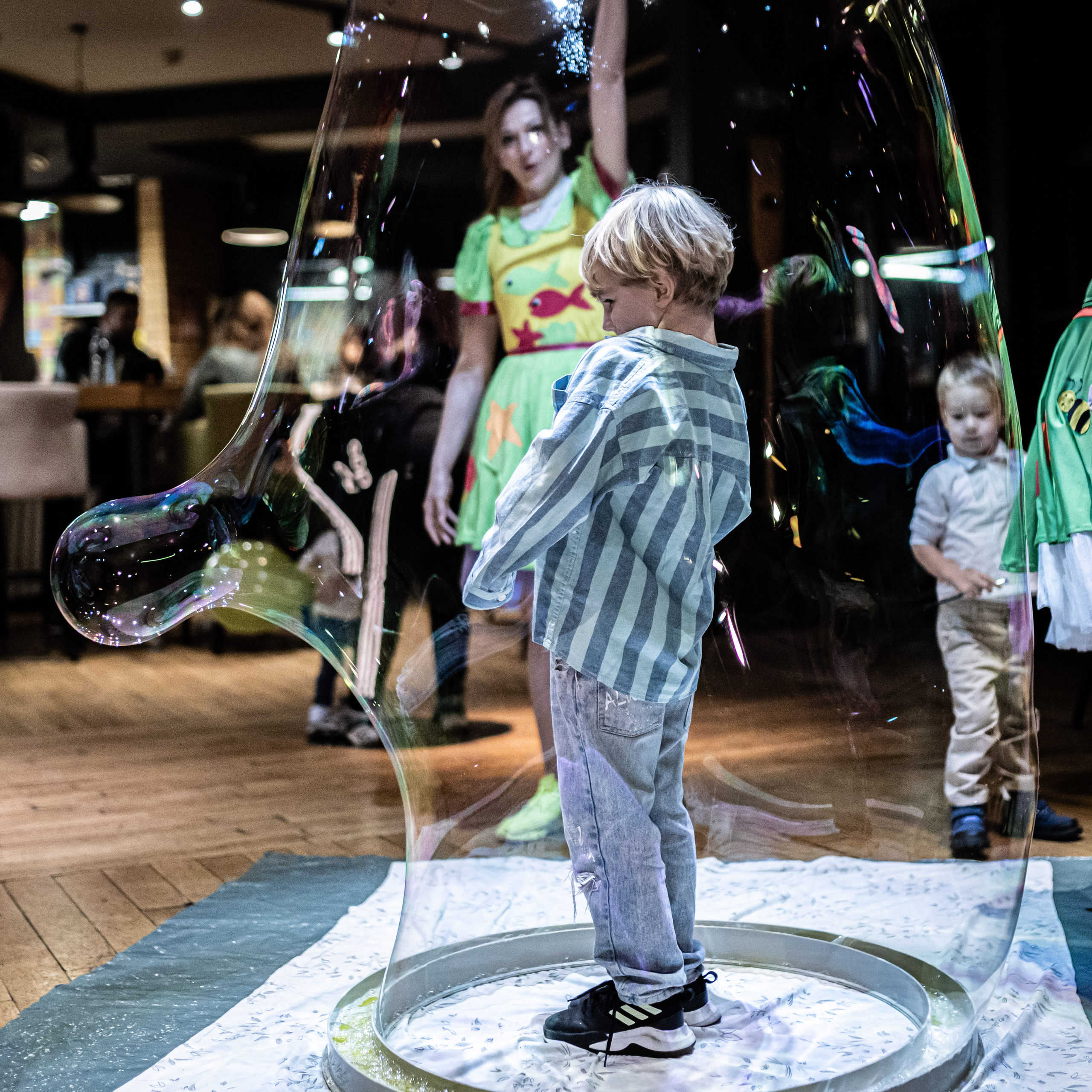 fotografisanje plavog dečaka u meghuru na prvom rođendanu