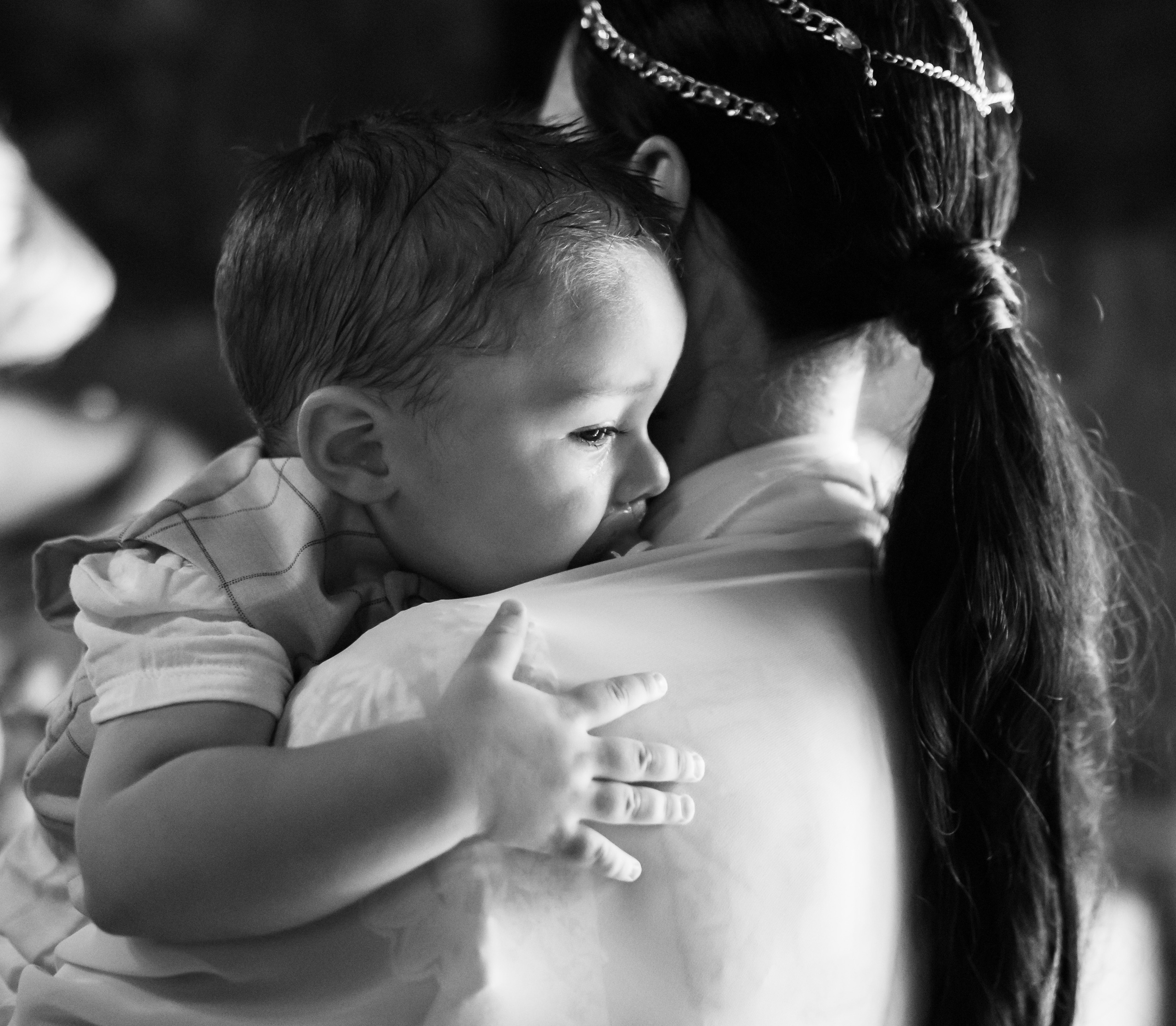 crno bela fotografija majke i sina