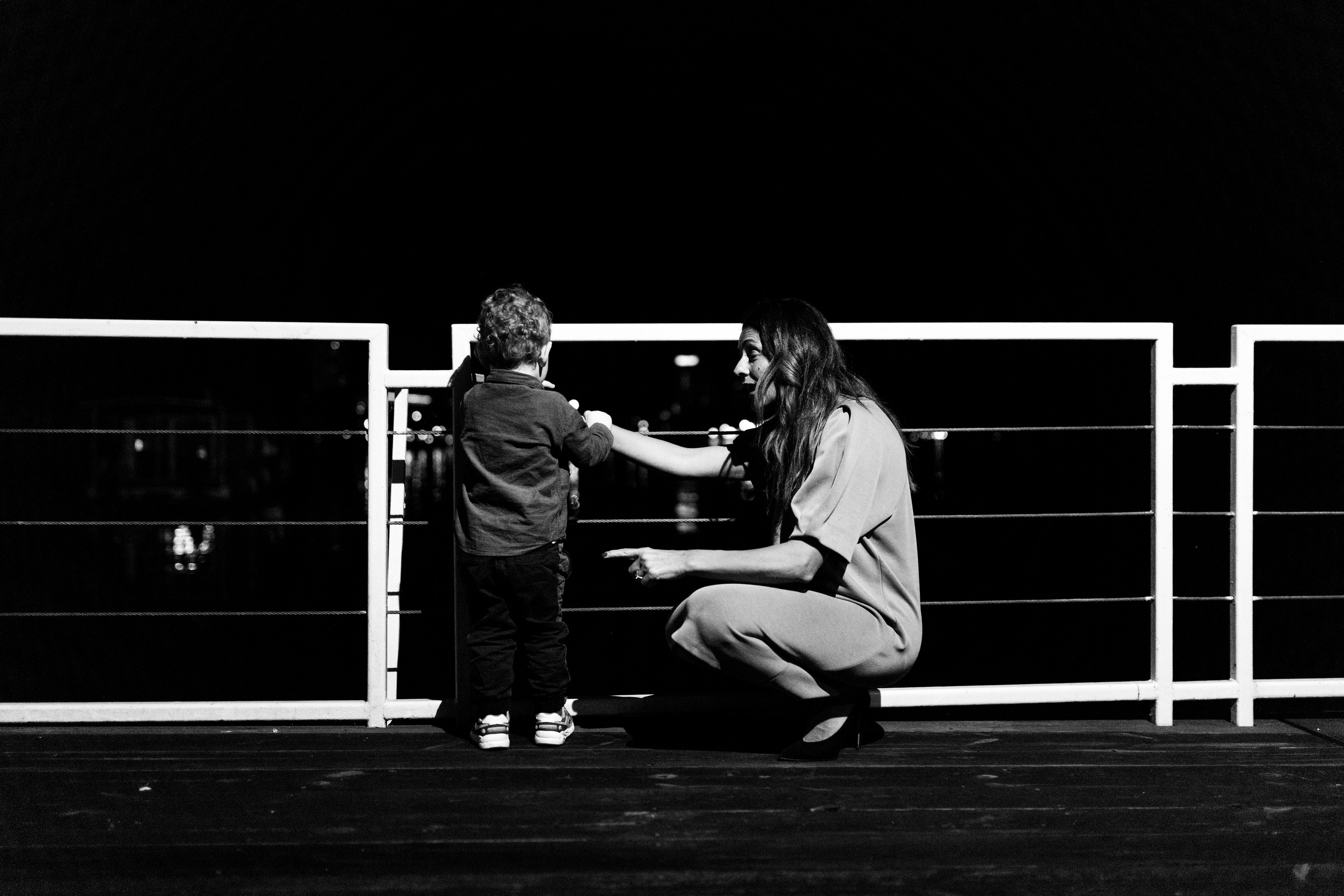 crno-bela fotografija majke i sina