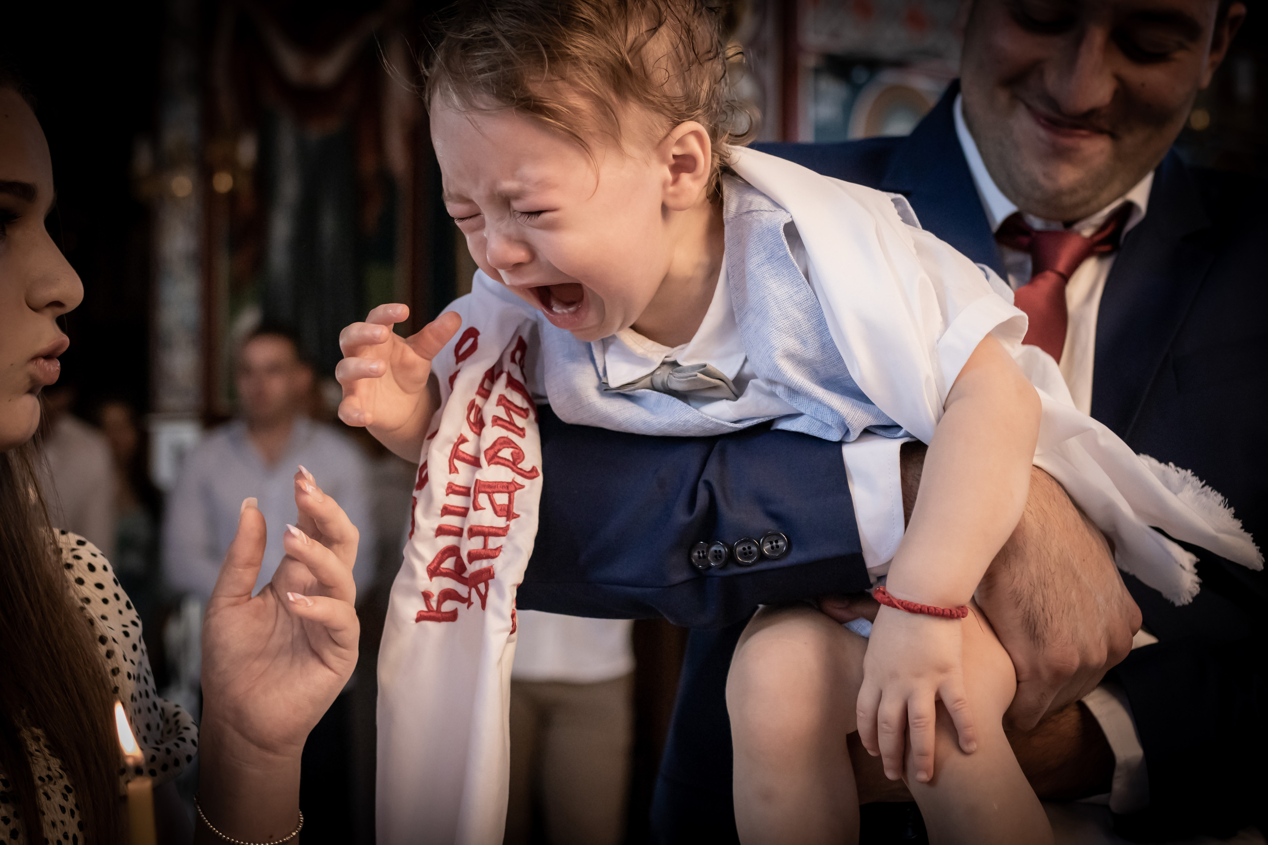 fotografija uplakanog dečaka