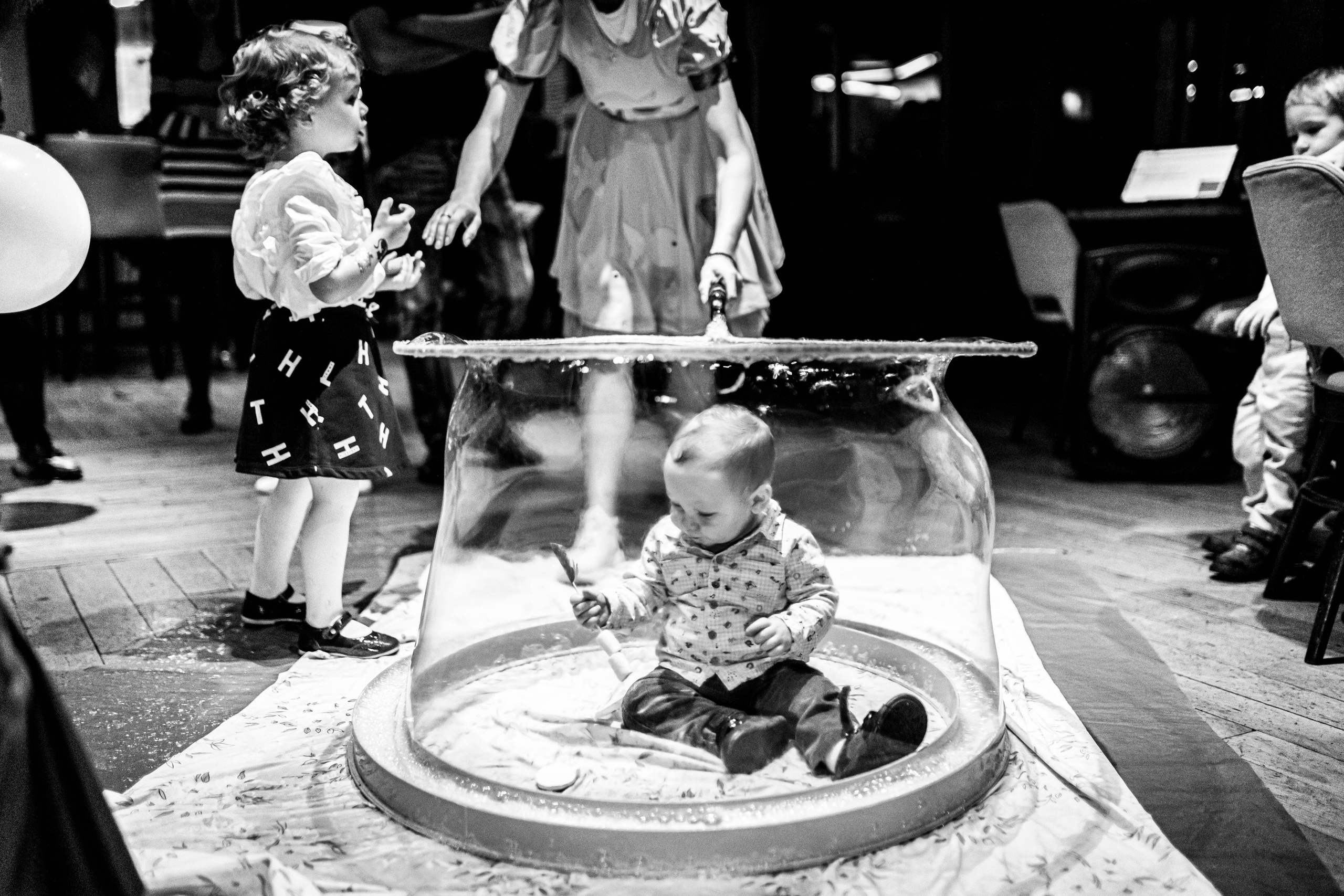 crno-bela fotografija dečaka na proslavi prvog rođendana