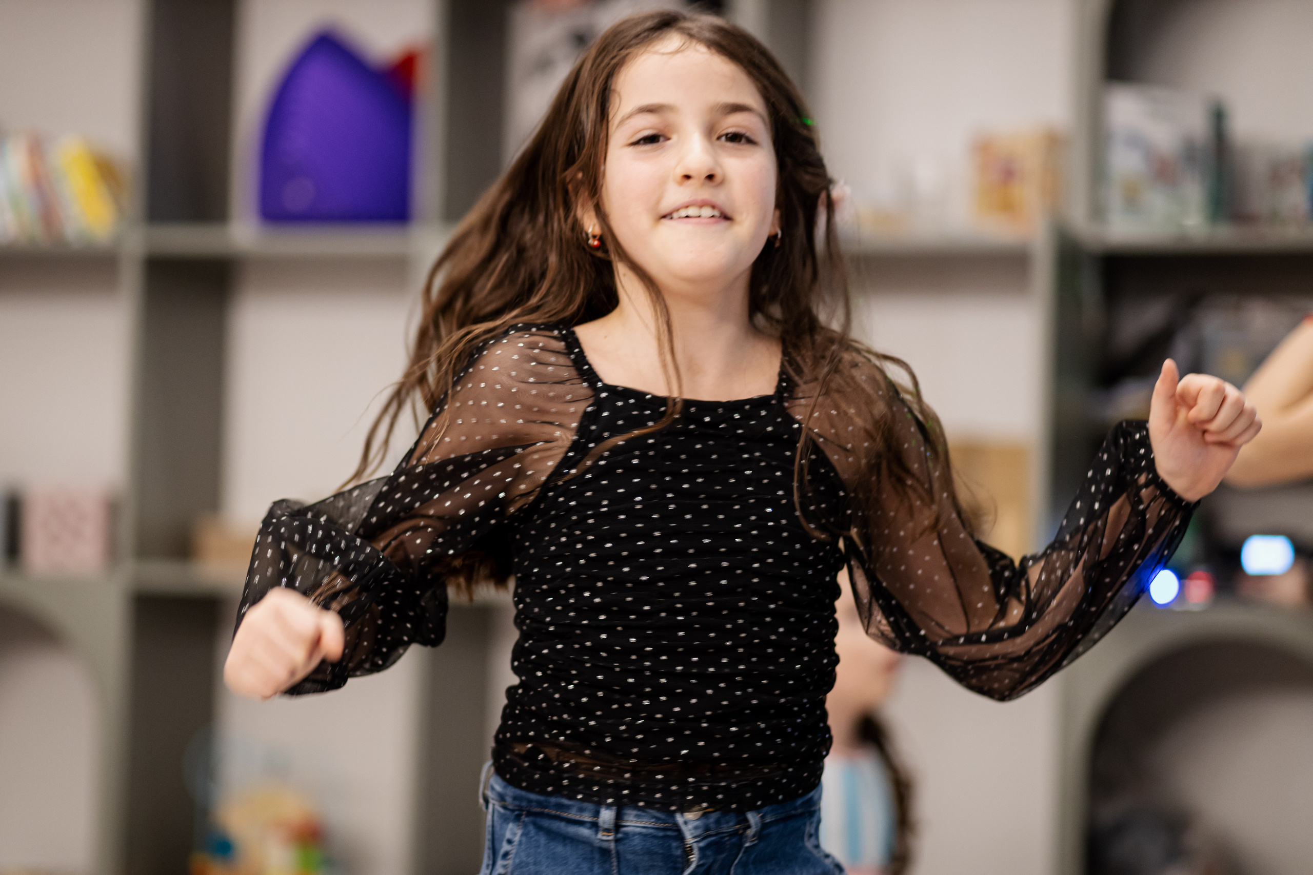 fotografija nasmejane devojčice na dečijem rođendanu