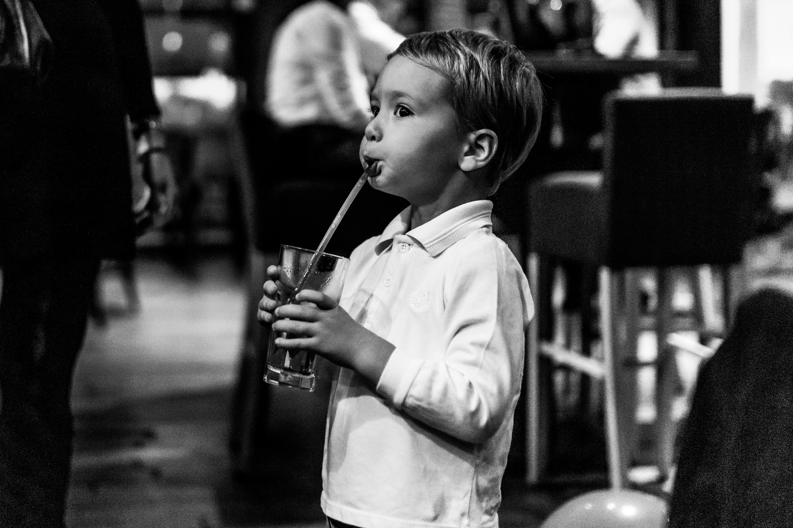 crno-bela fotografija dečaka na rođendanu