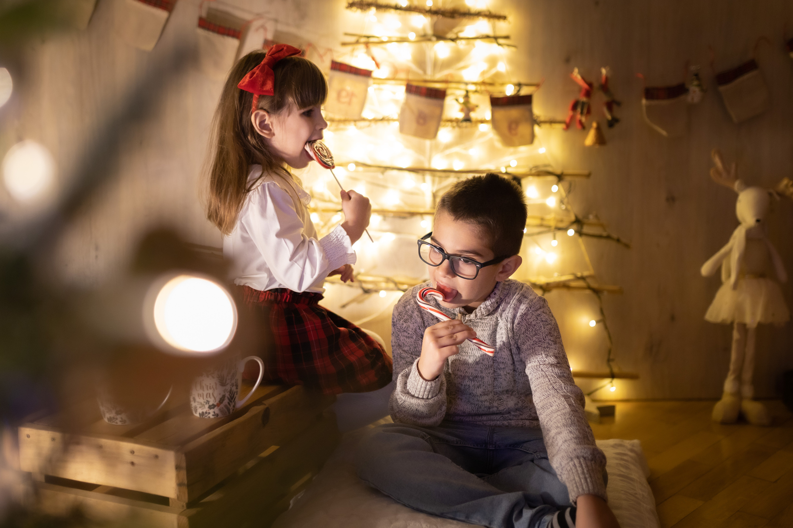Profesionalno novogodišnje fotografisanje u studiju sa božićnim rekvizitima