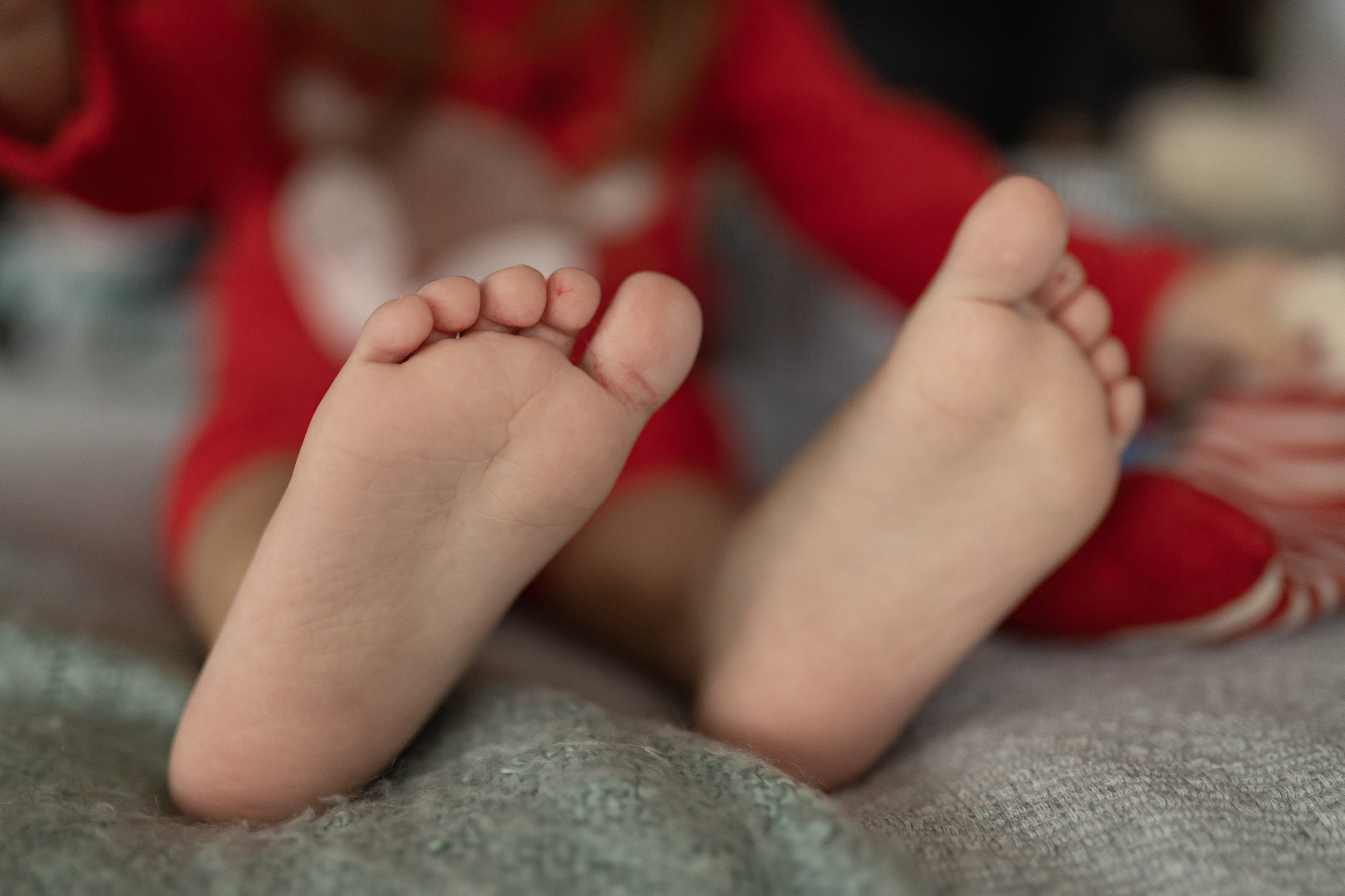 Deca u studiju na novogodišnjoj fotografiji