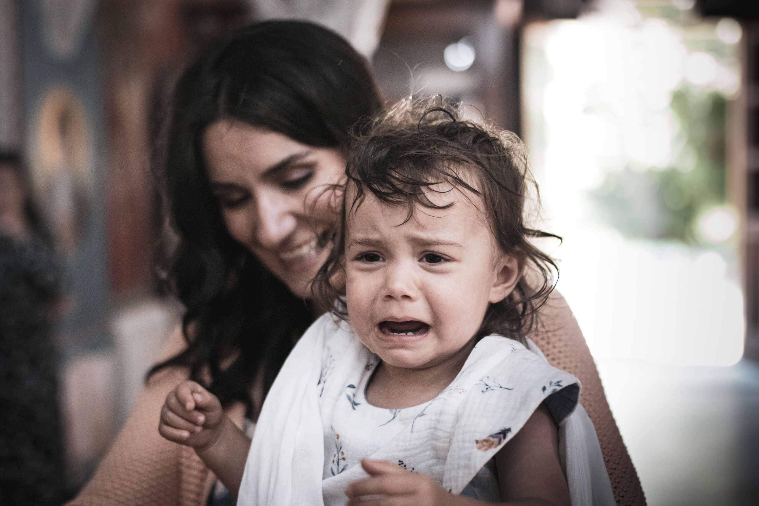 fotografija uplakane devojčice sa krštenja