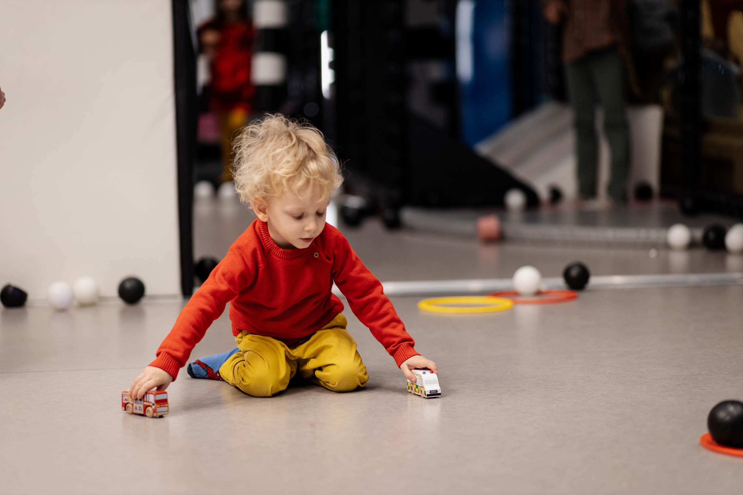 fotografija male devojčice na podu na dečijem rođendanu