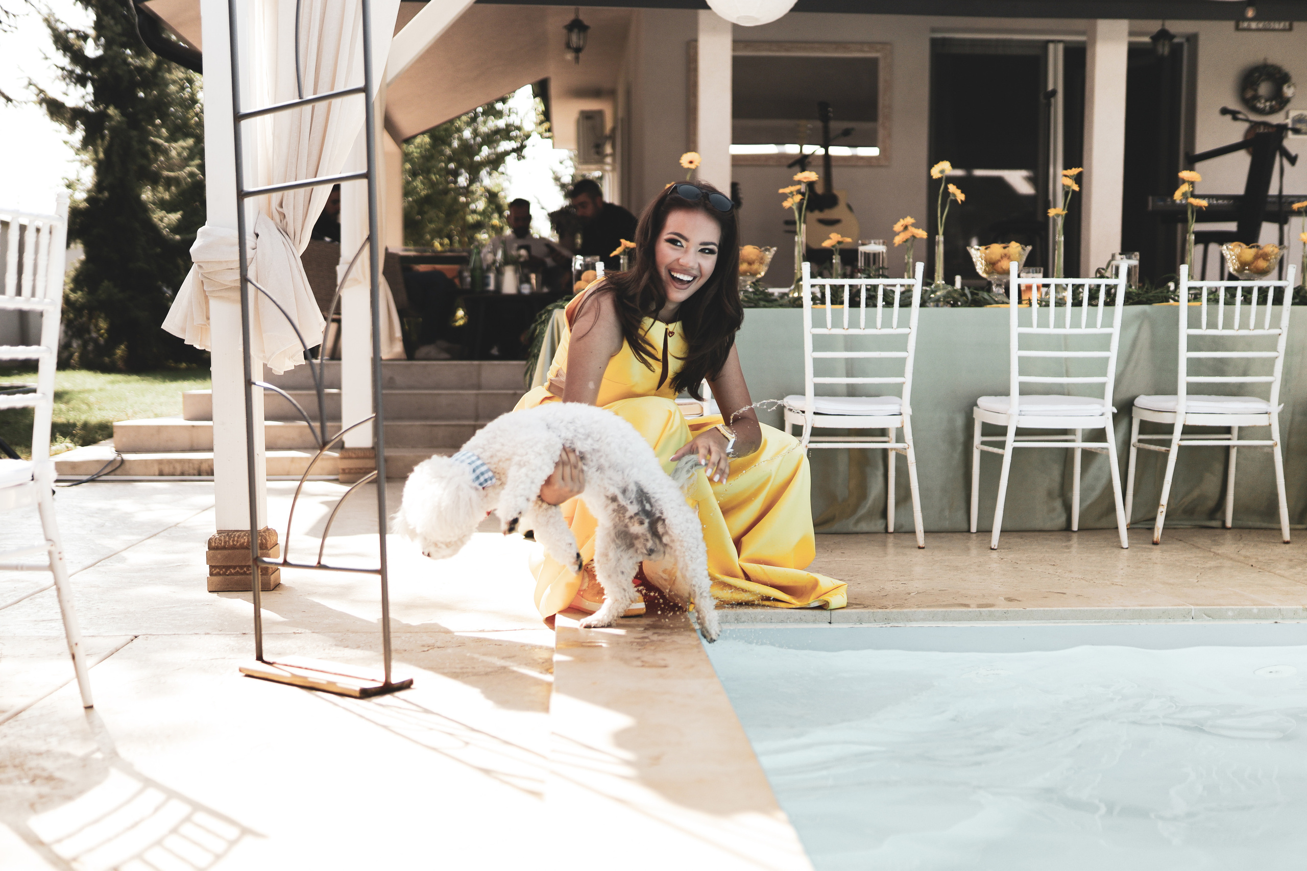 fotografija devojke u žutom pored bazena