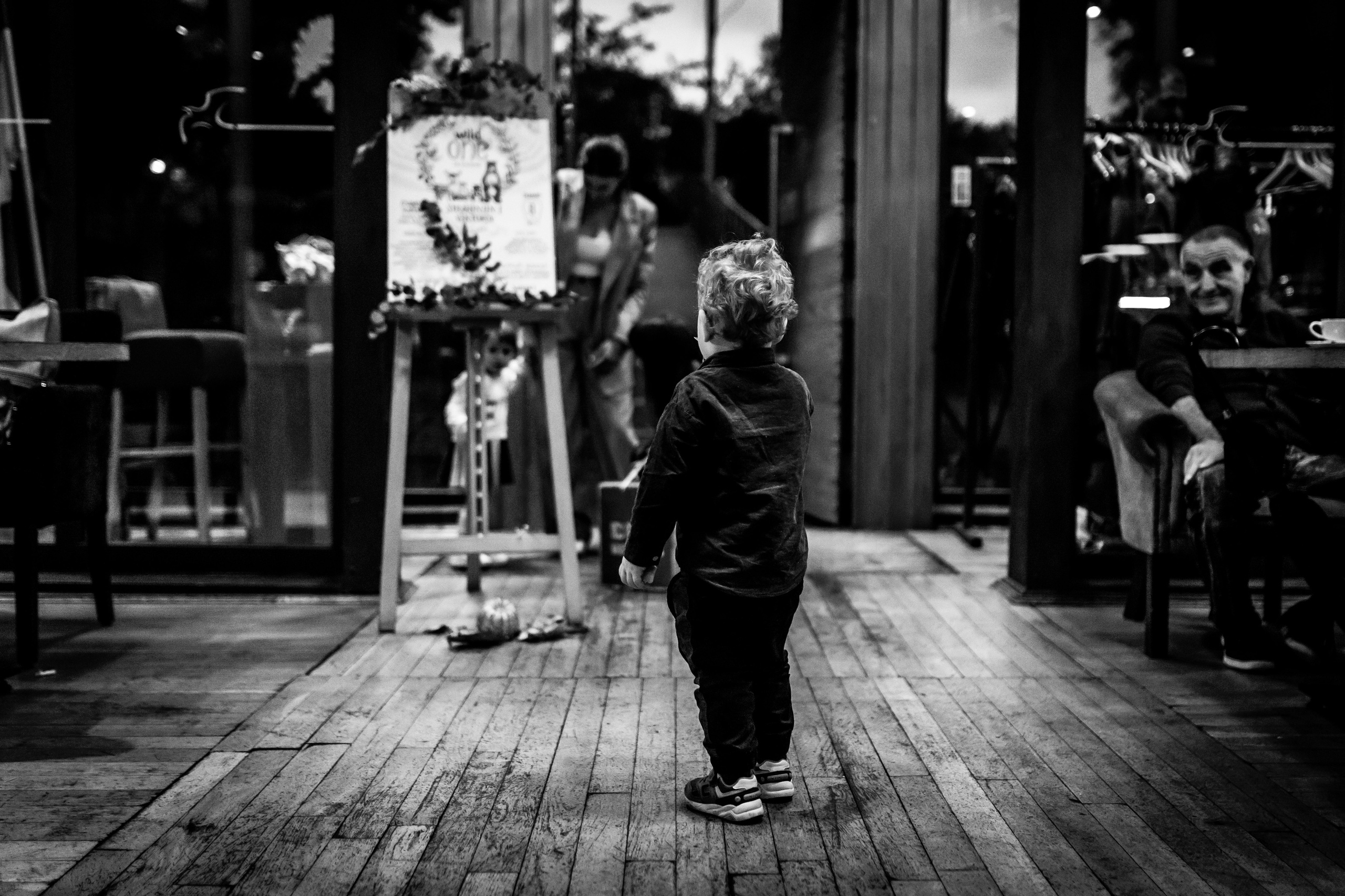 crno-bela fotografija malog dečaka na proslavi prvog rođendana