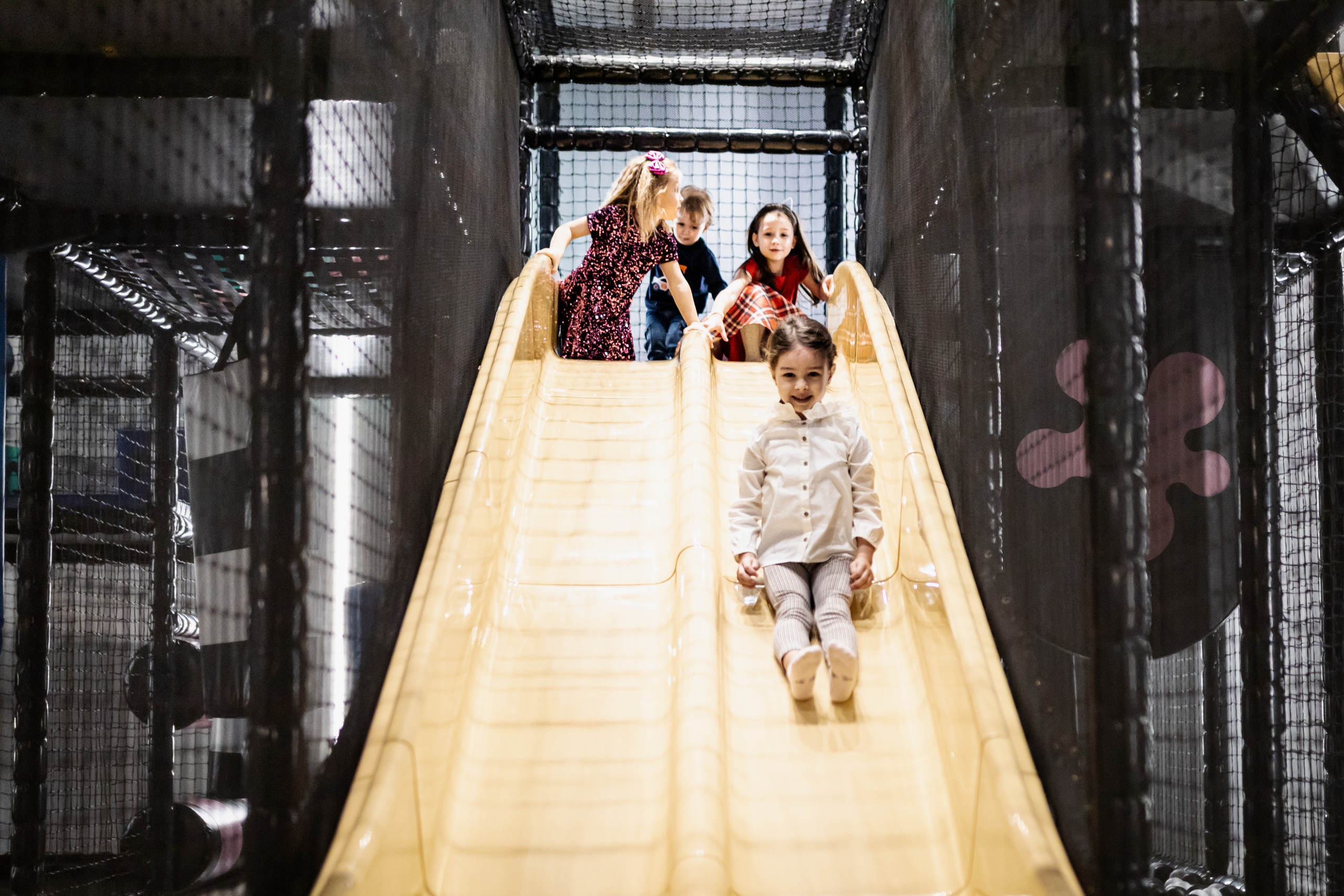 fotografisanje dece dok se spuštaju niz tobogan na proslavi dečijeg rođendana