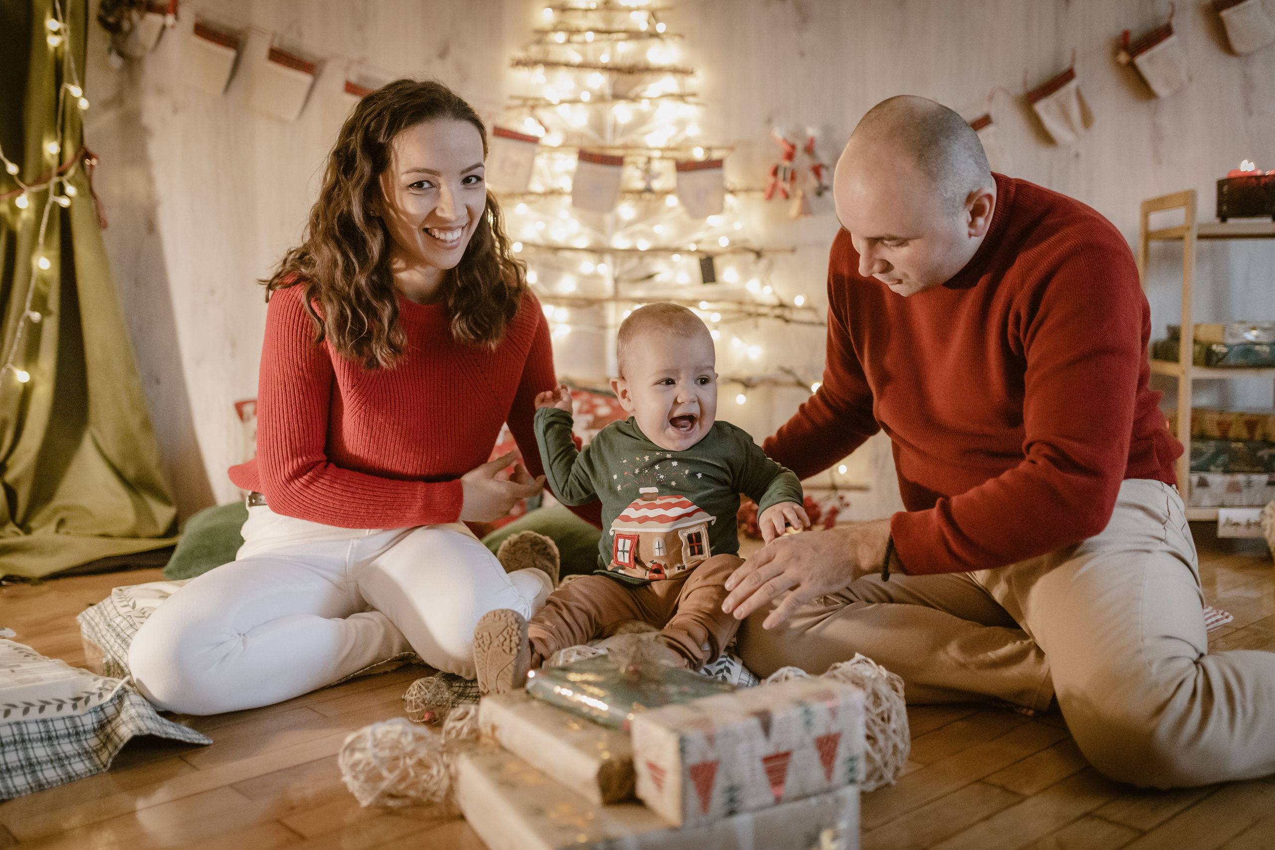 Praznična atmosfera uhvaćena na studijskom novogodišnjem fotografisanju