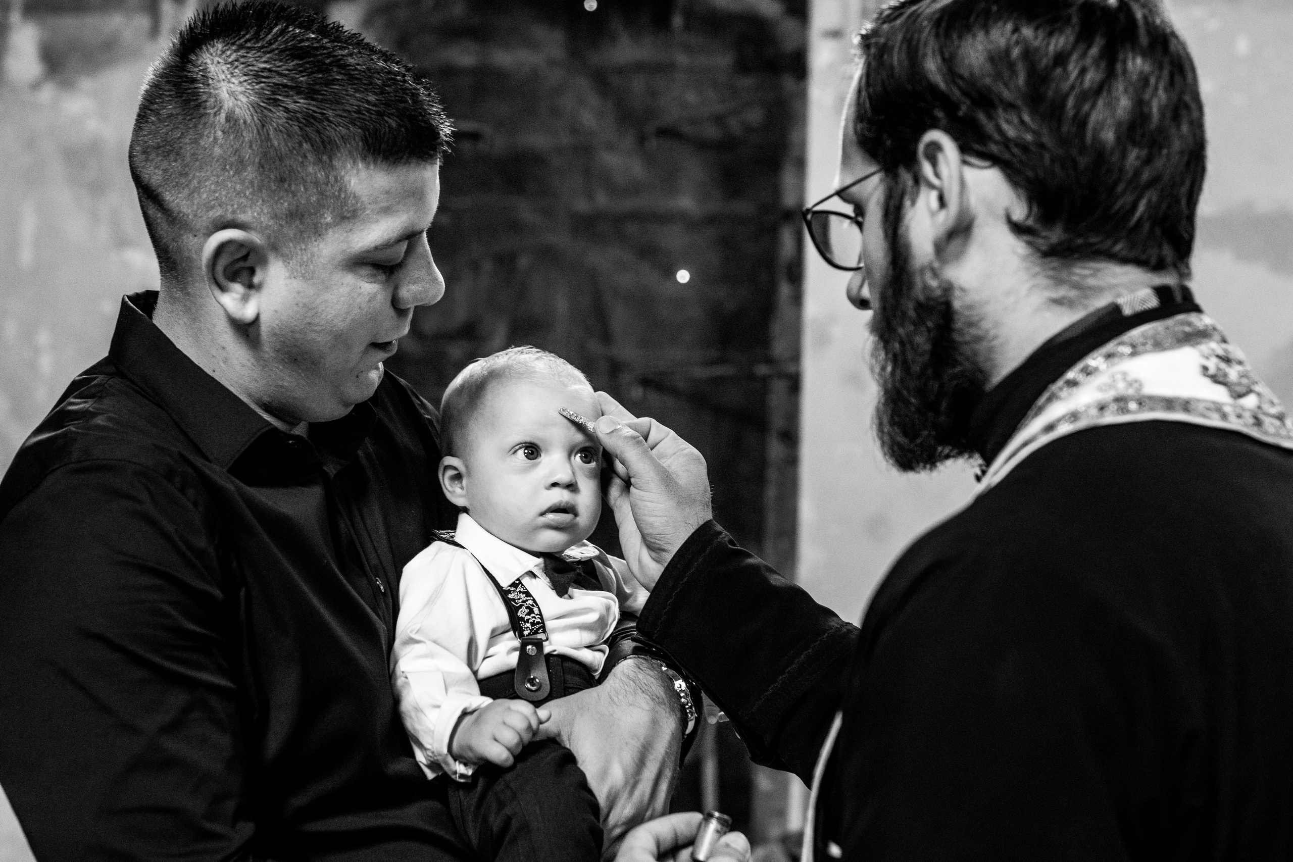 crno-beli momenat fotografije sa krštenja