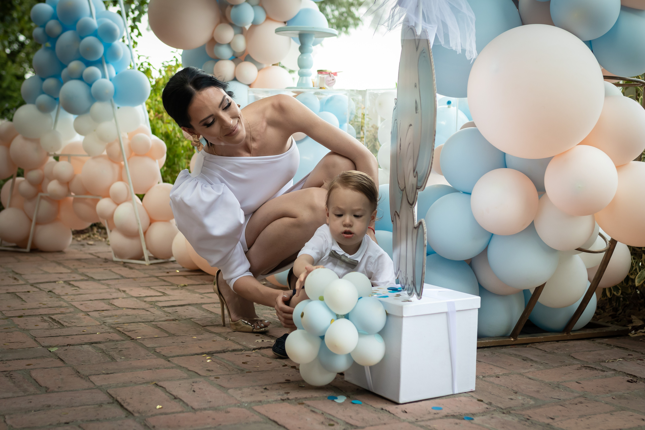 fotografija majke i sina sa balonima na rođendanu