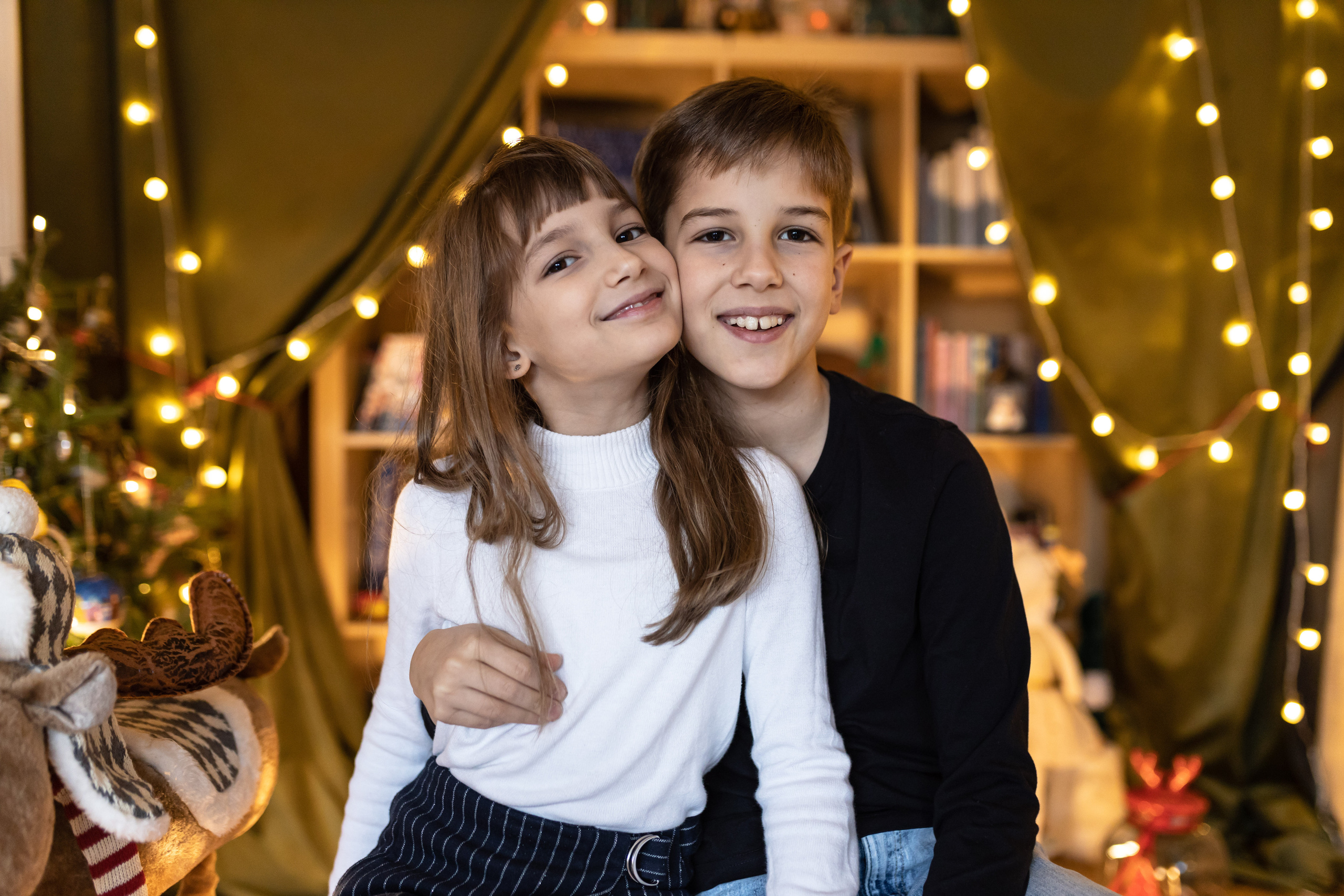 Deca u studiju na novogodišnjoj fotografiji