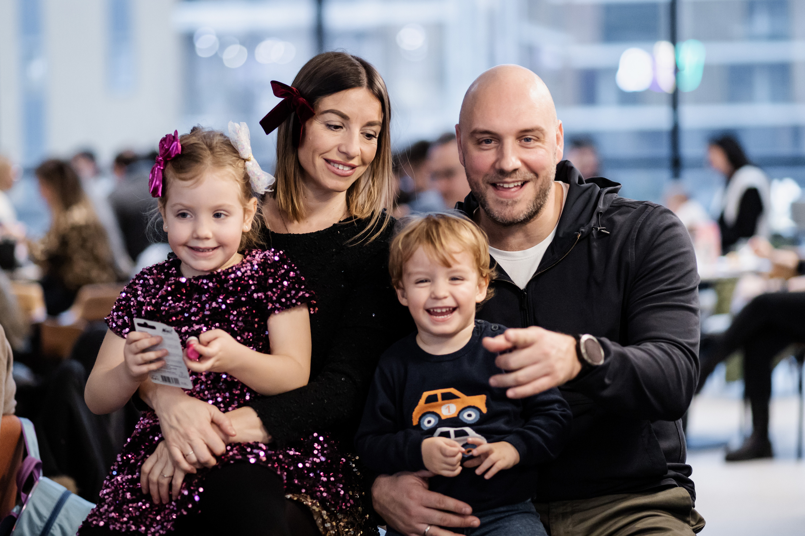 porodična fotografija sa proslave dečijeg rođendana