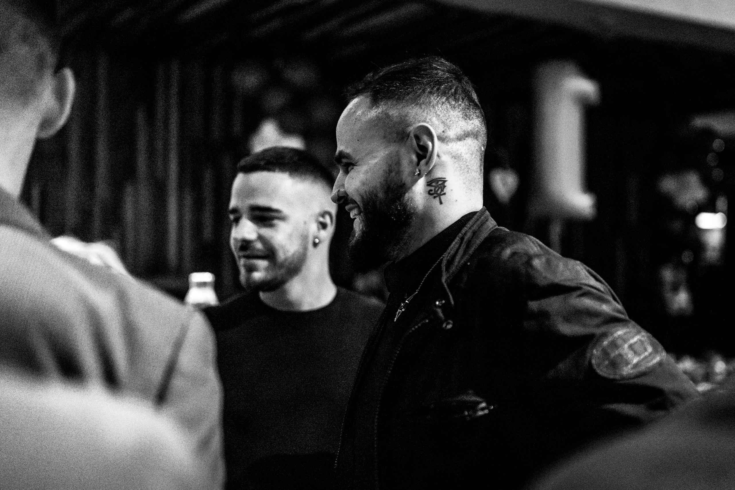 crno-bela fotografija momaka sa prvog rođendana