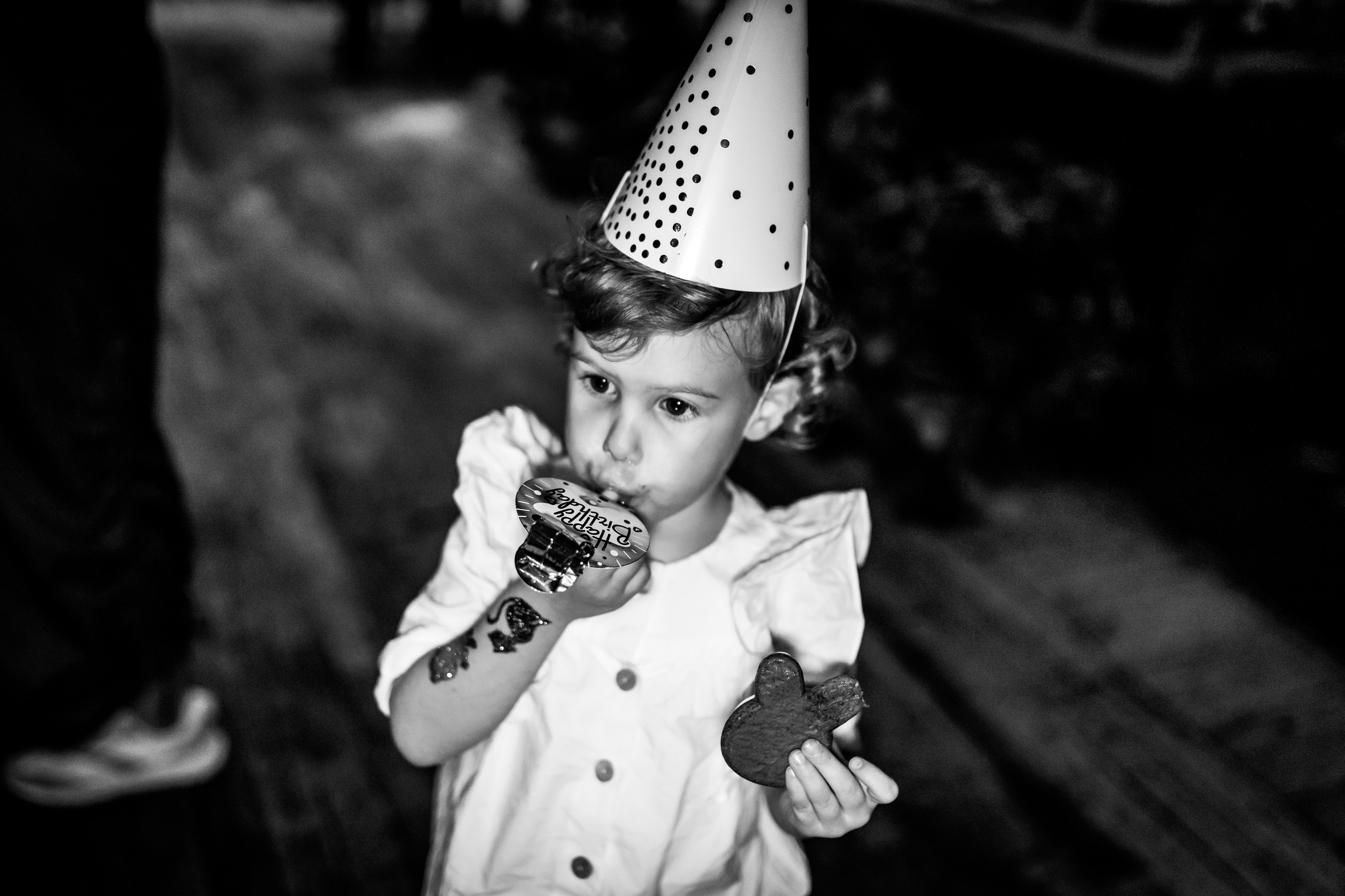 crno-bela fotografija male devojčice na proslavi prvog rođendana