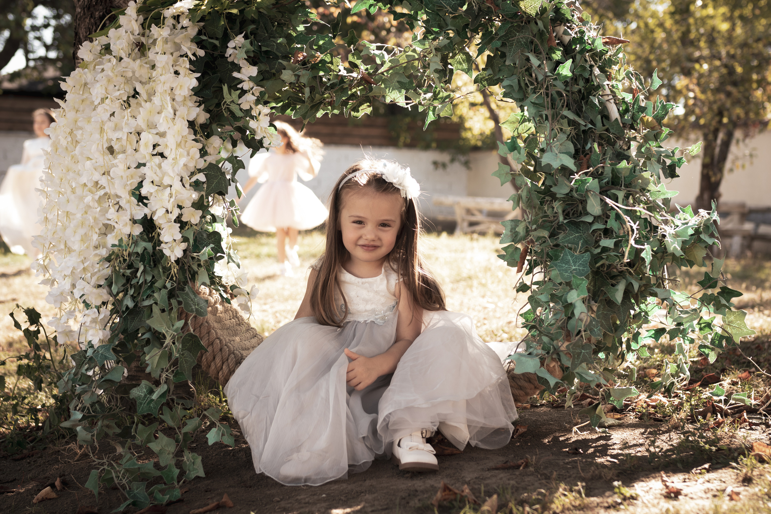fotografija devojčice u beloj haljini