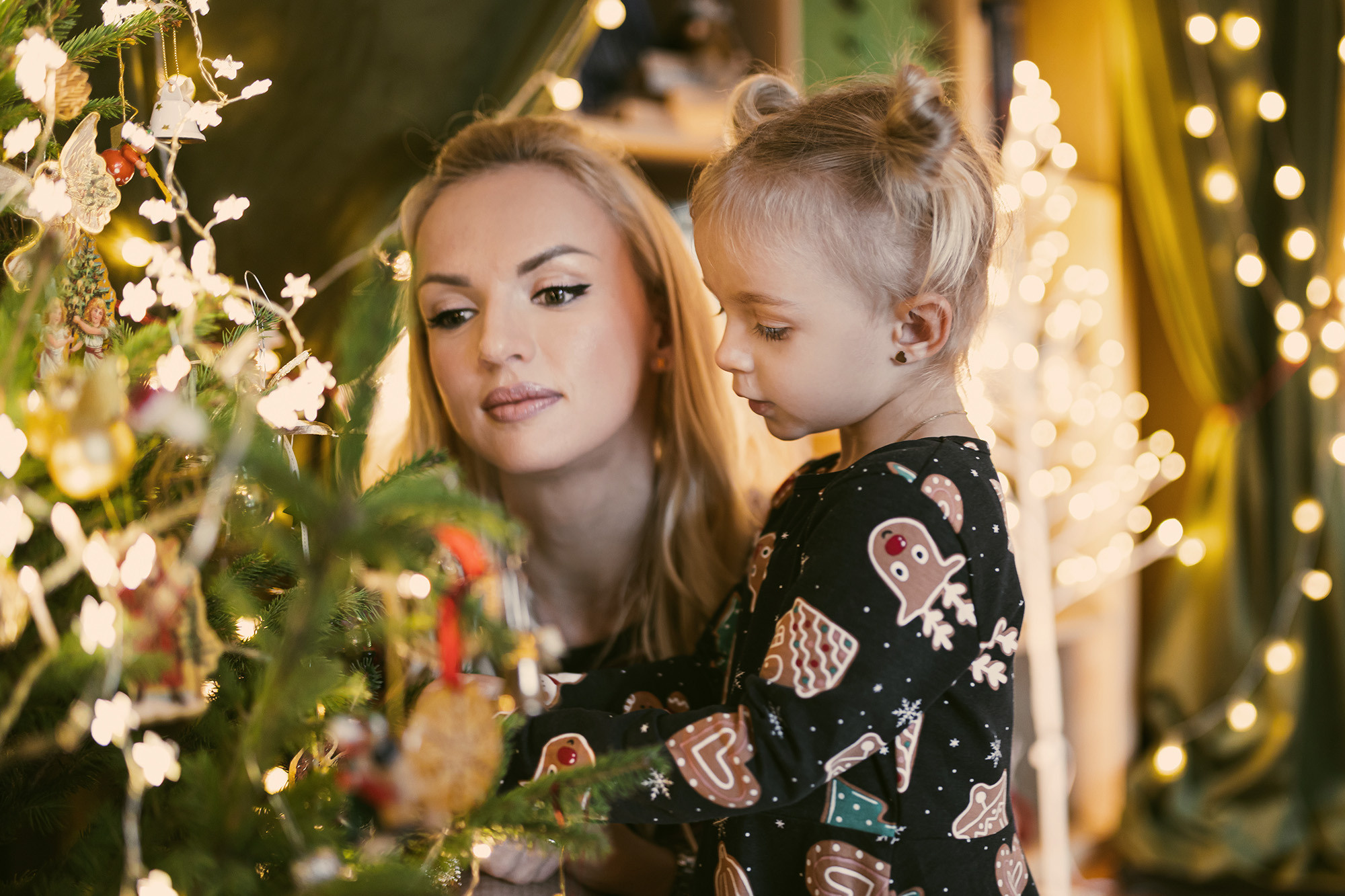 Deca u studiju na novogodišnjoj fotografiji