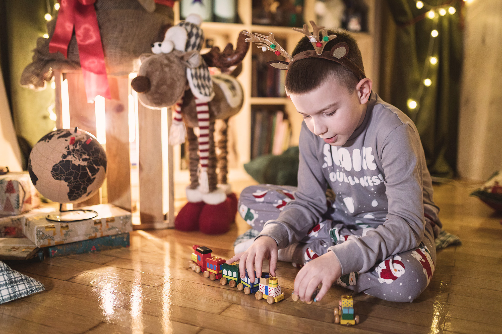 Profesionalno novogodišnje fotografisanje u studiju sa božićnim rekvizitima