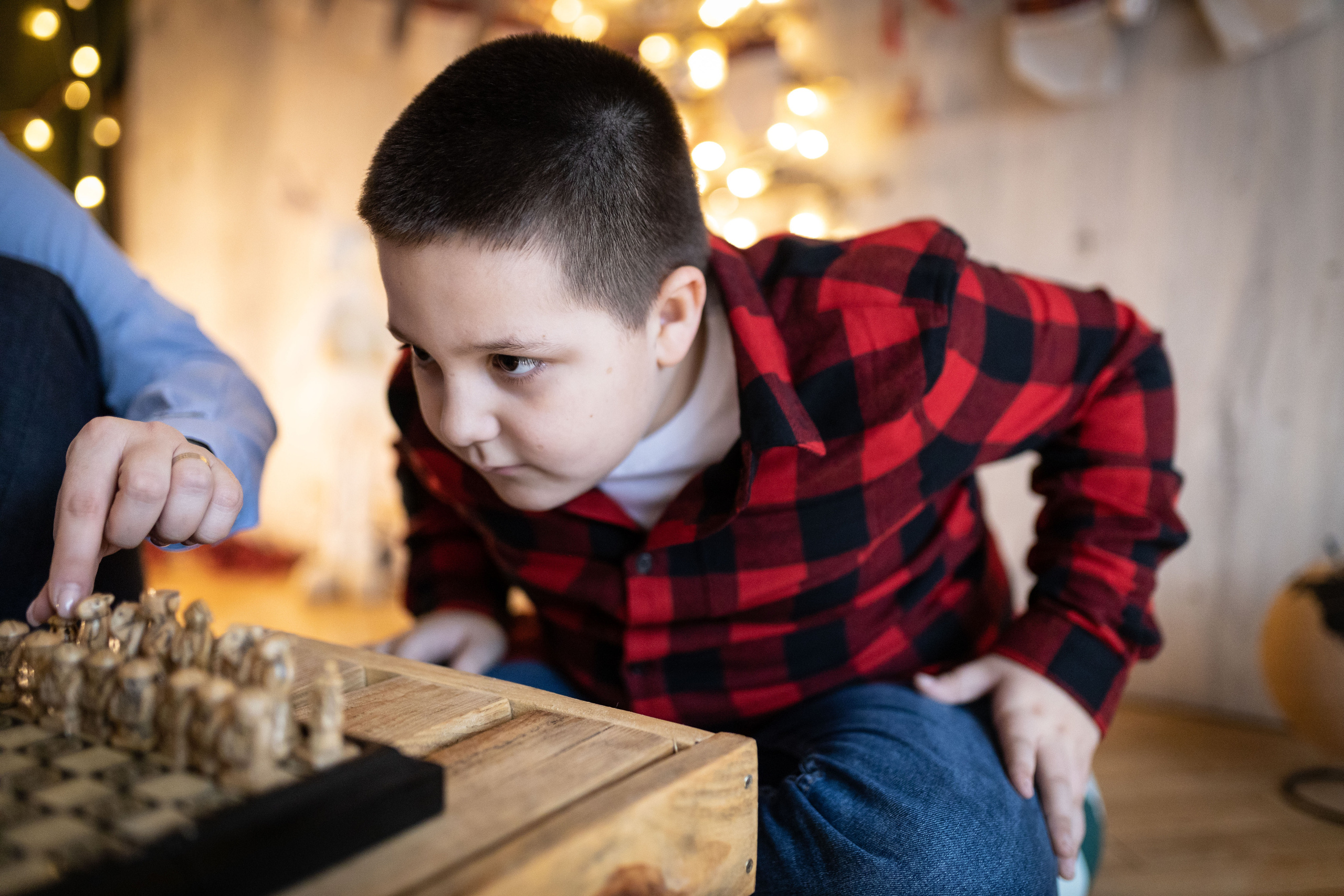 Deca u studiju na novogodišnjoj fotografiji