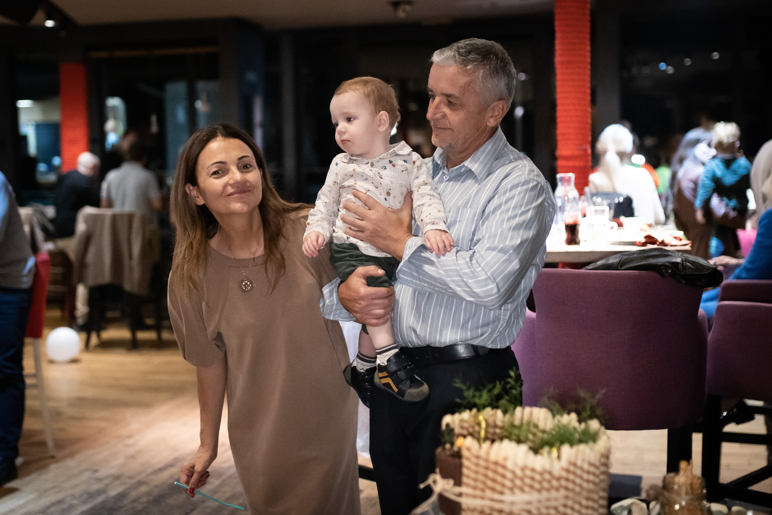 prodična fotografija uspomena sa prvog rođendana