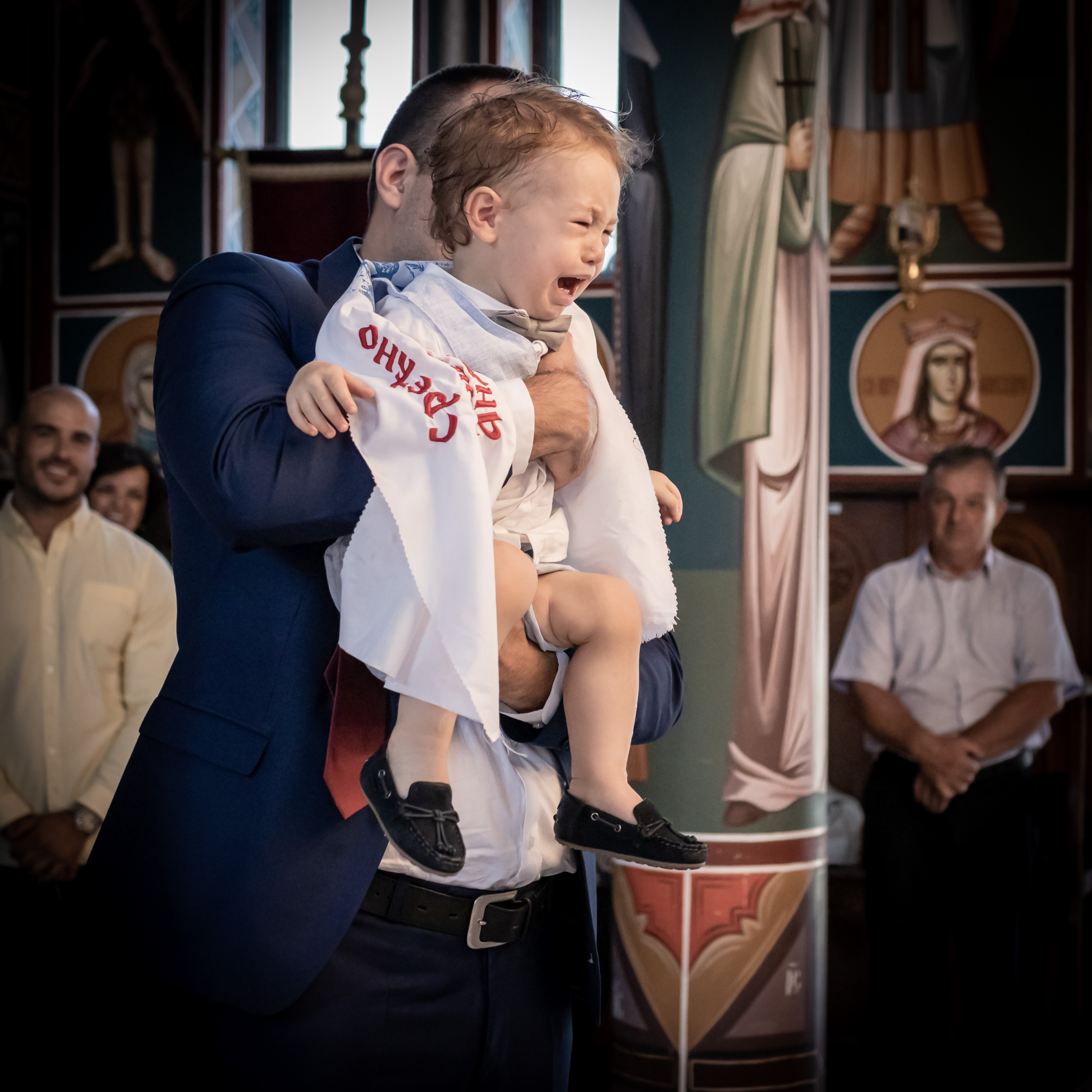 fotografisanje uplakanog dečaka na krštenju