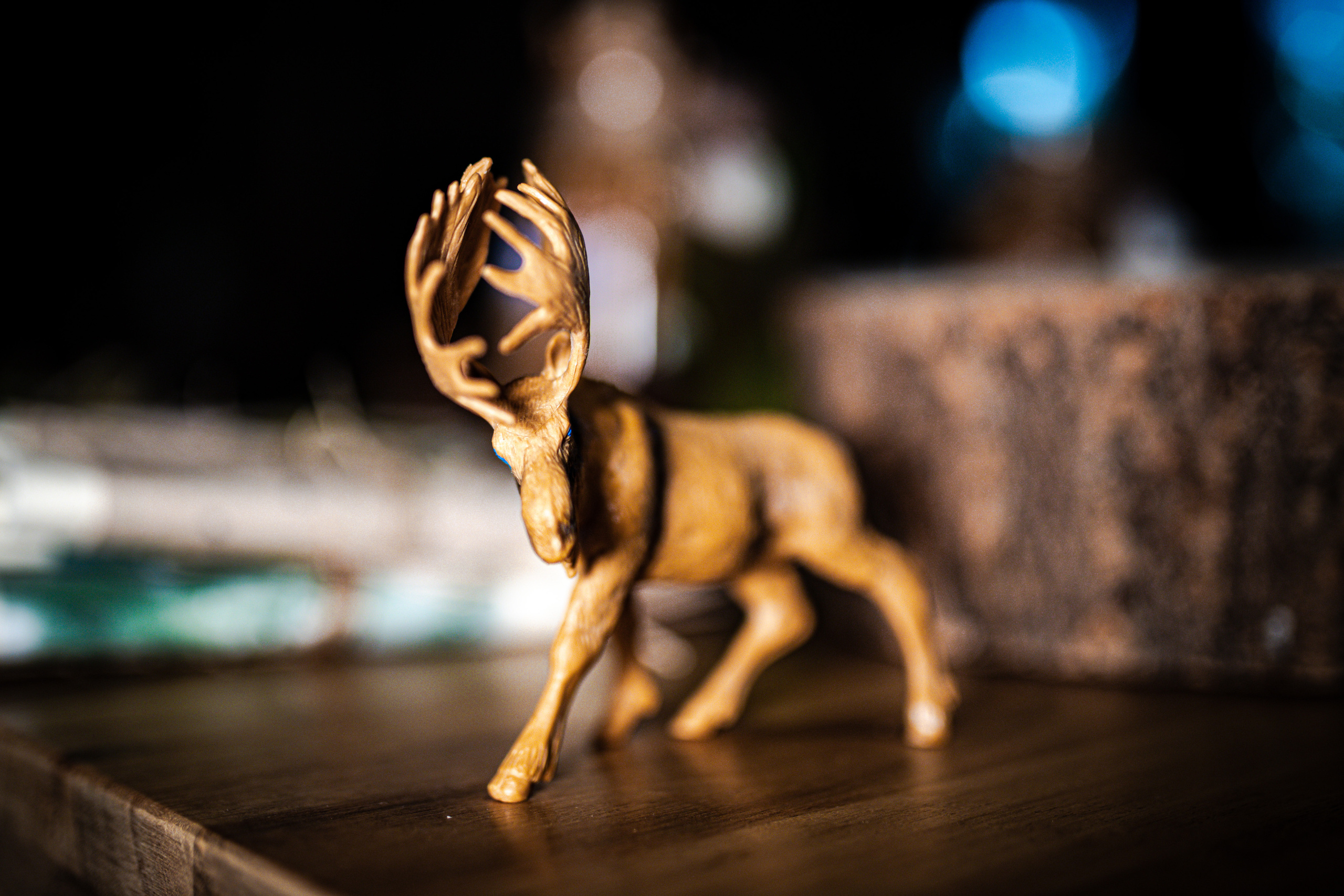 fotografija drvene figure jelena