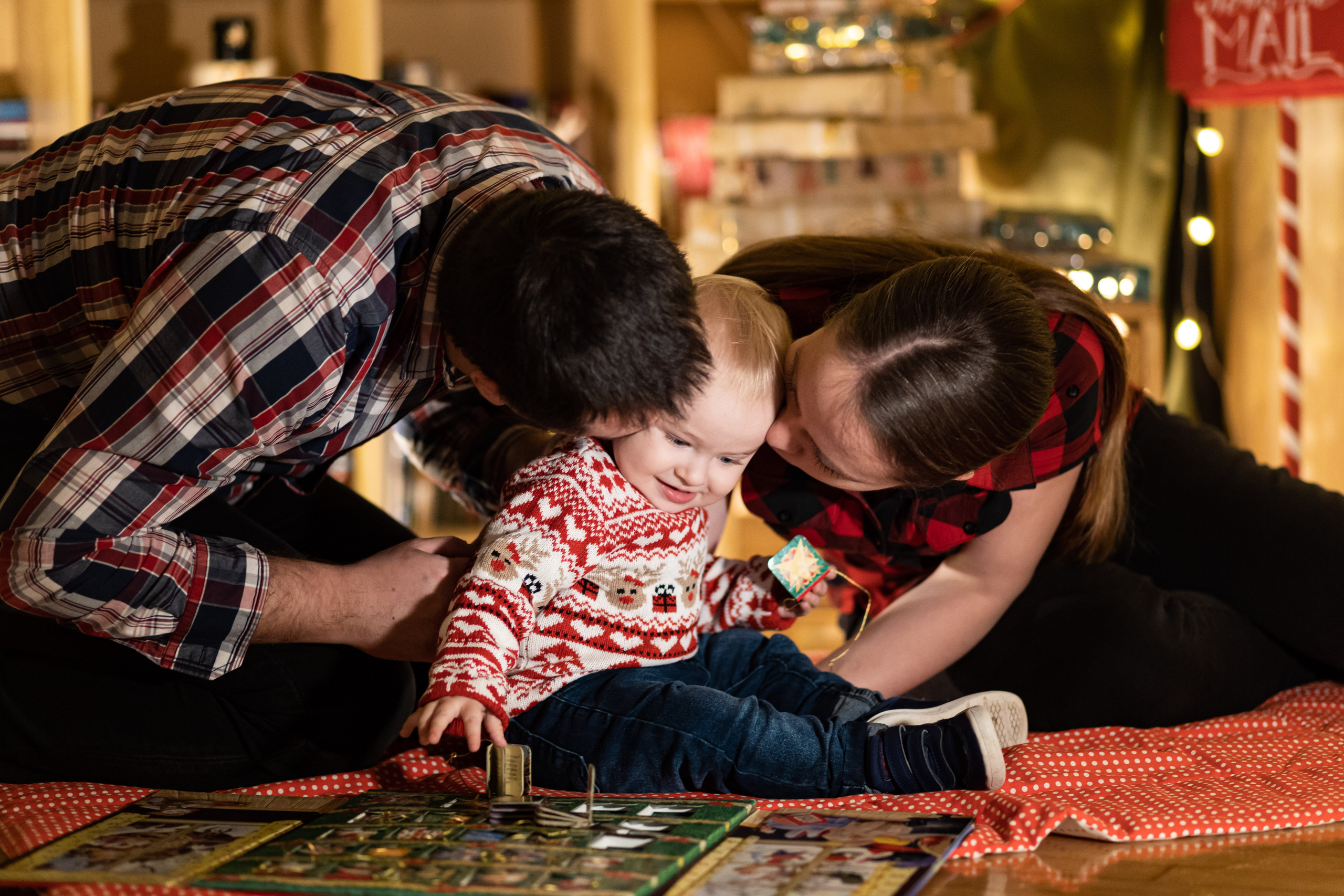Praznična atmosfera uhvaćena na studijskom novogodišnjem fotografisanju