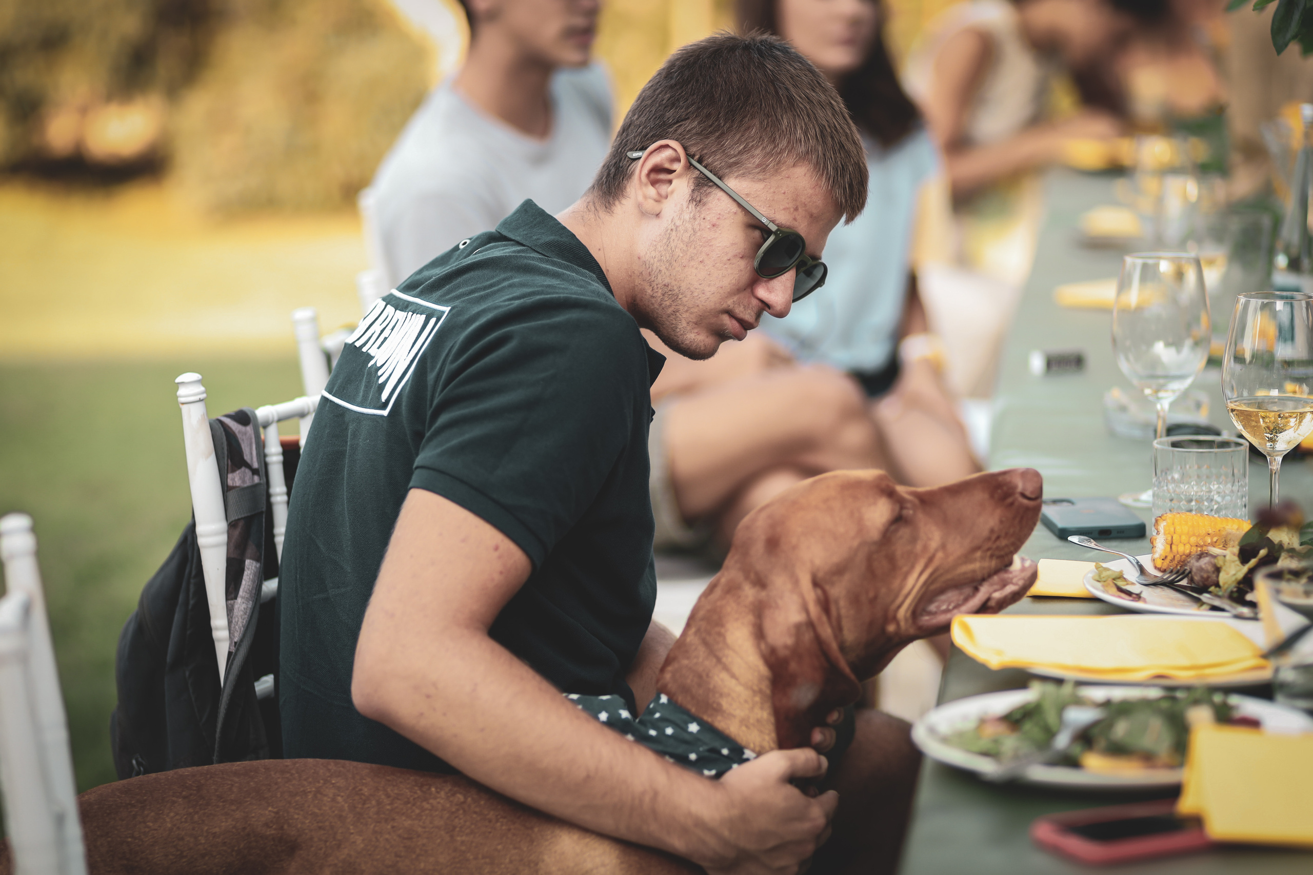 fotografija momka i kućnog ljubimca