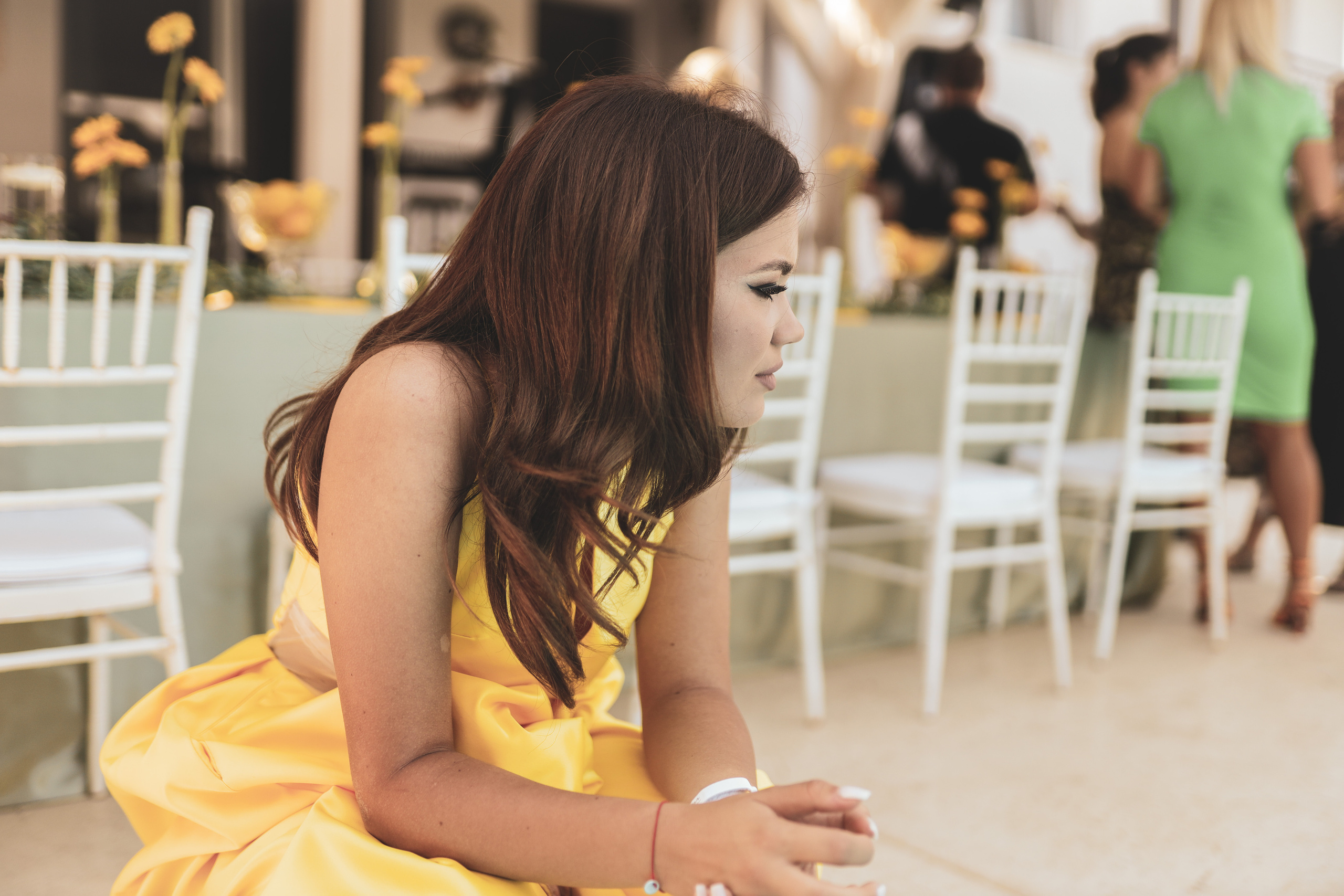 fotografija zamišljene devojke