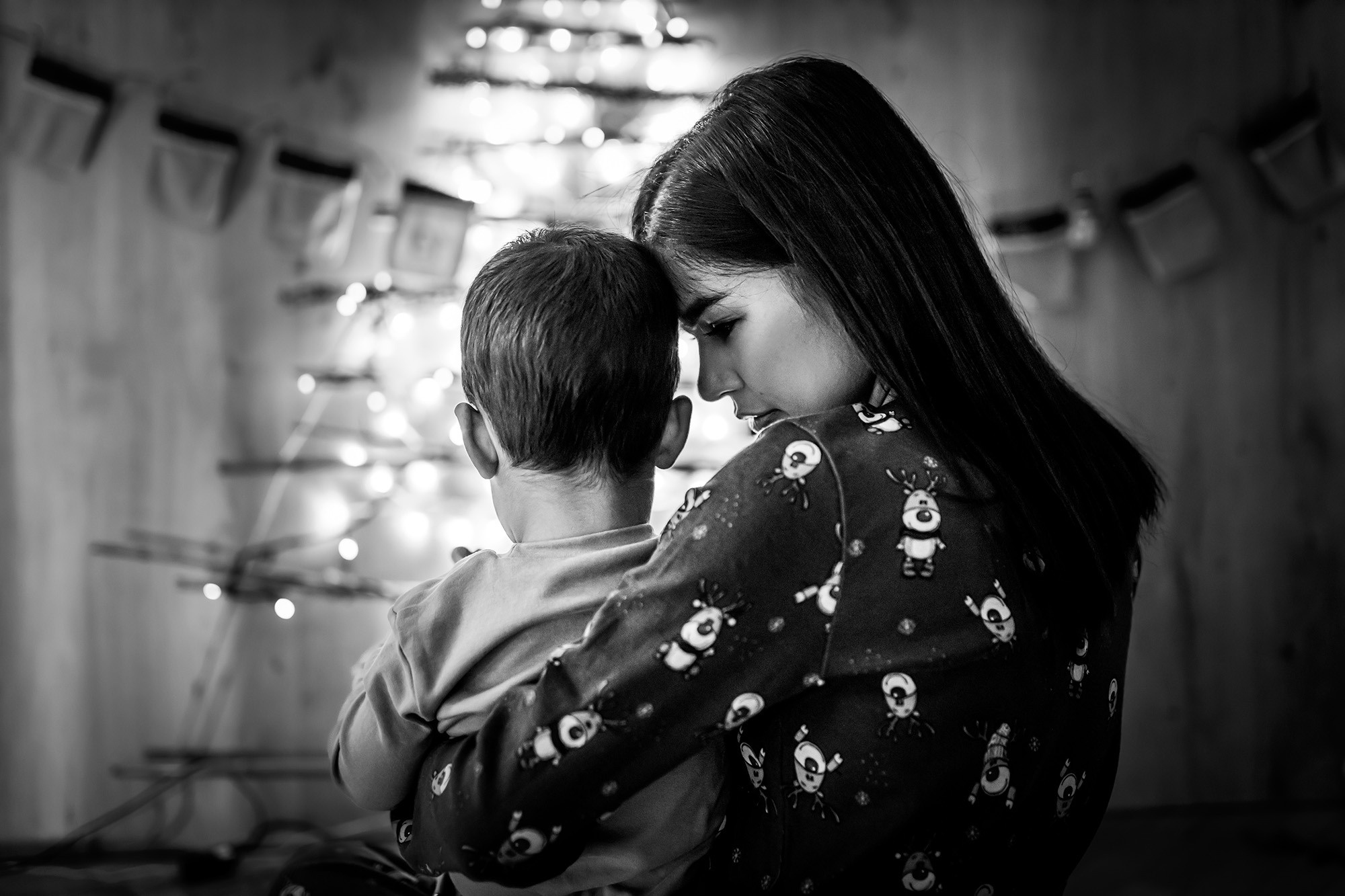 Praznična fotosesija sa elegantnim novogodišnjim setovima