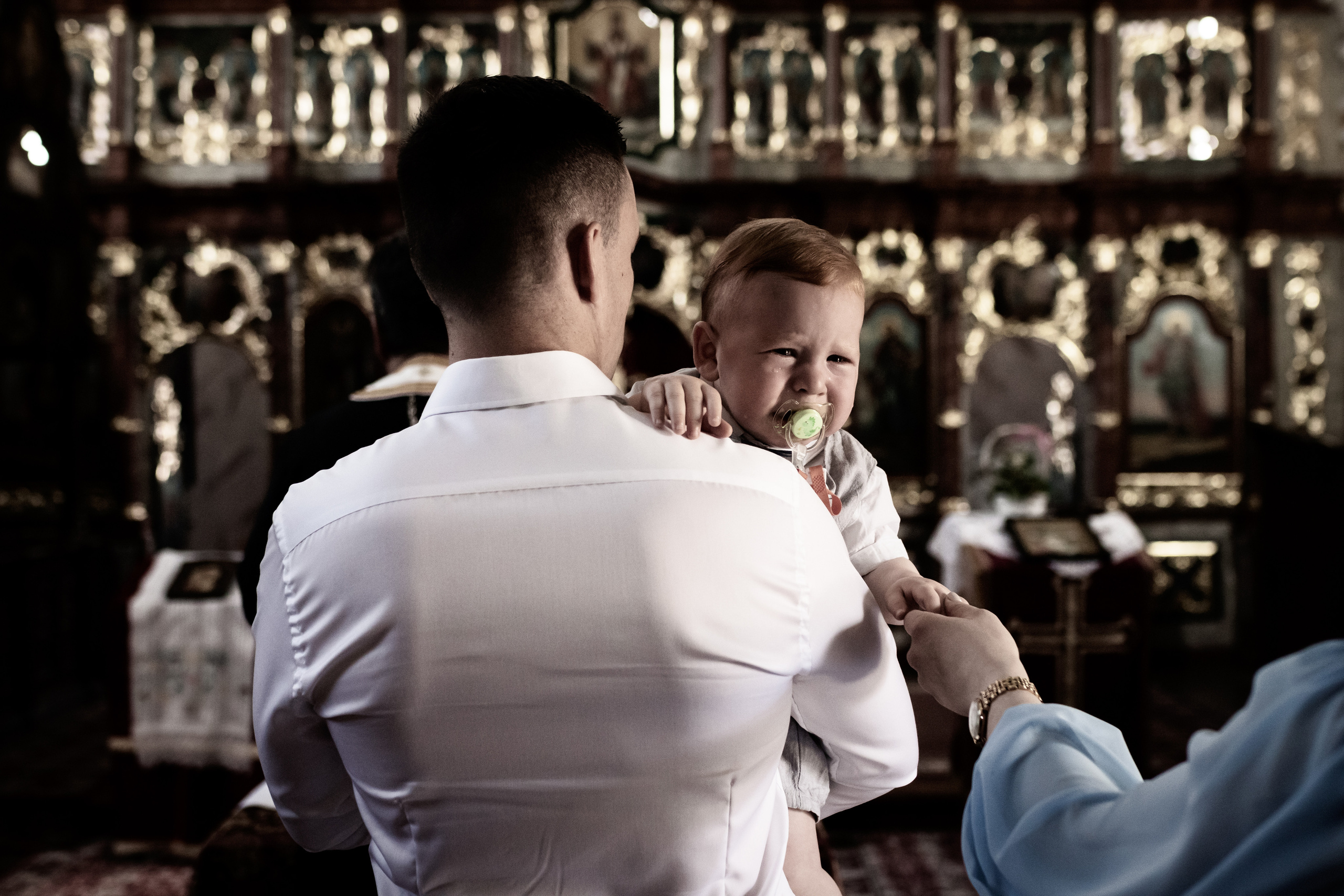 fotografisanje uplakanog dečaka na krštenju