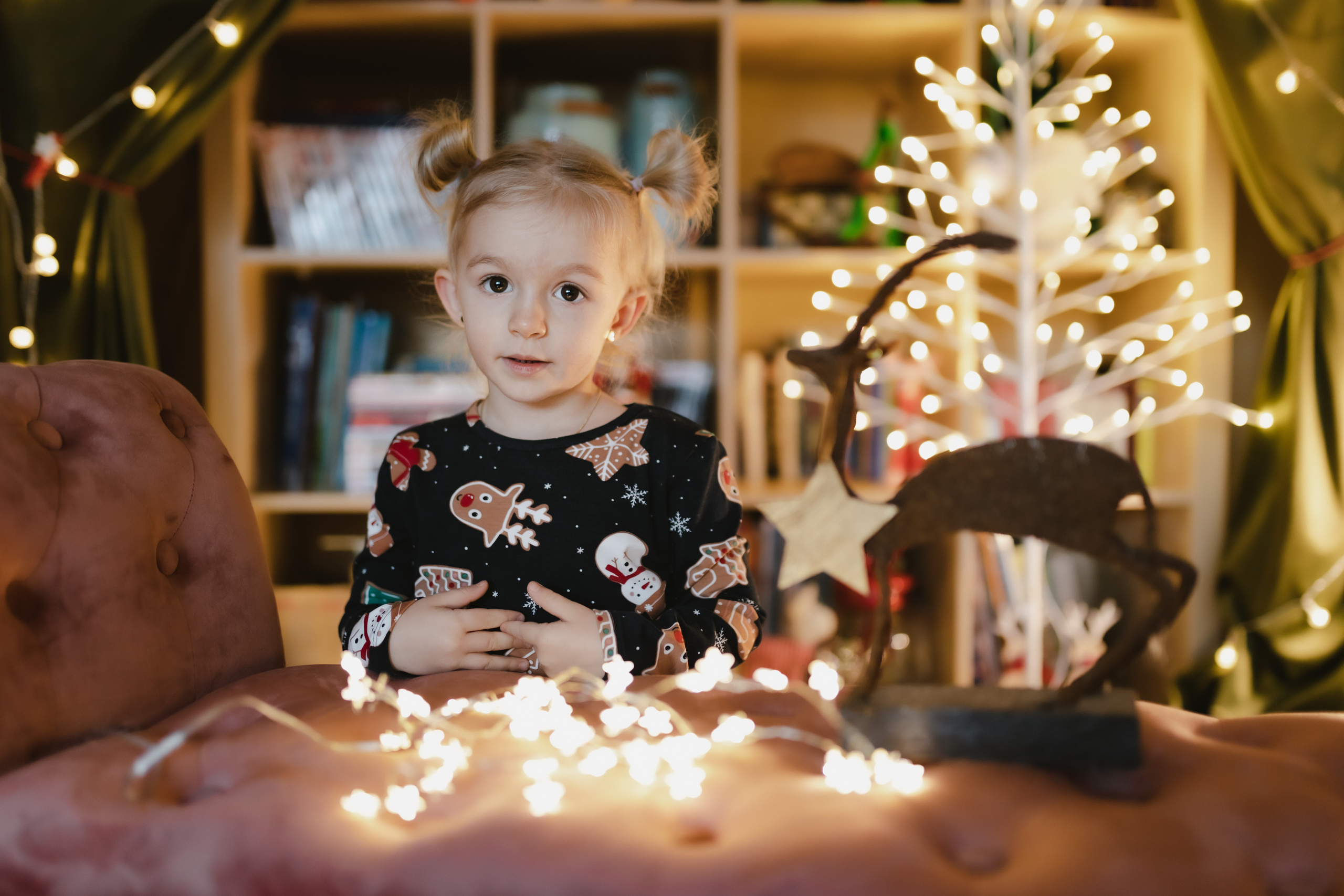 Deca u studiju na novogodišnjoj fotografiji