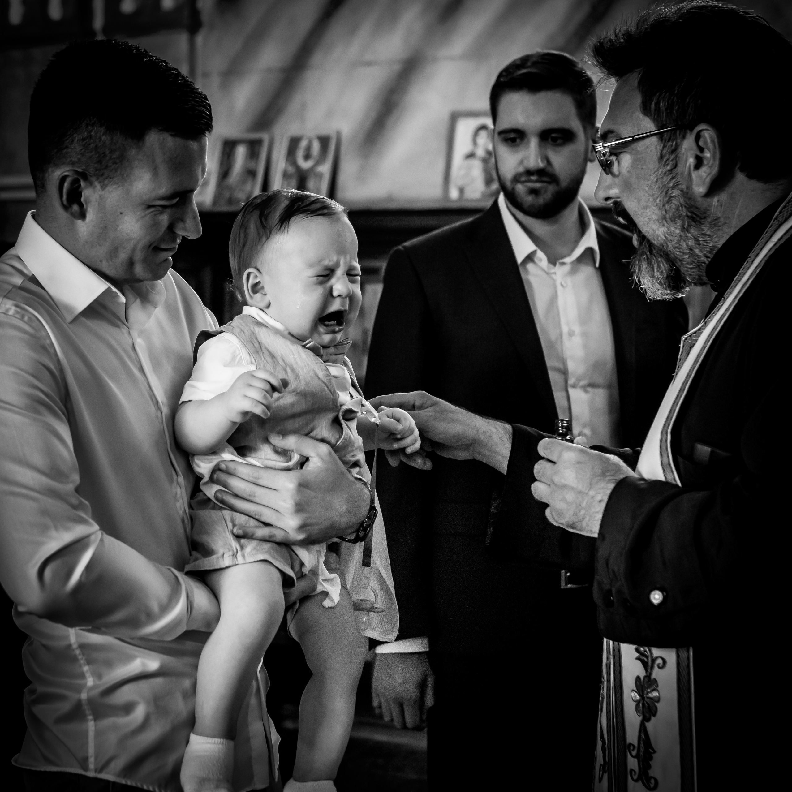 crno-bela fotografija uplakanog dečaka