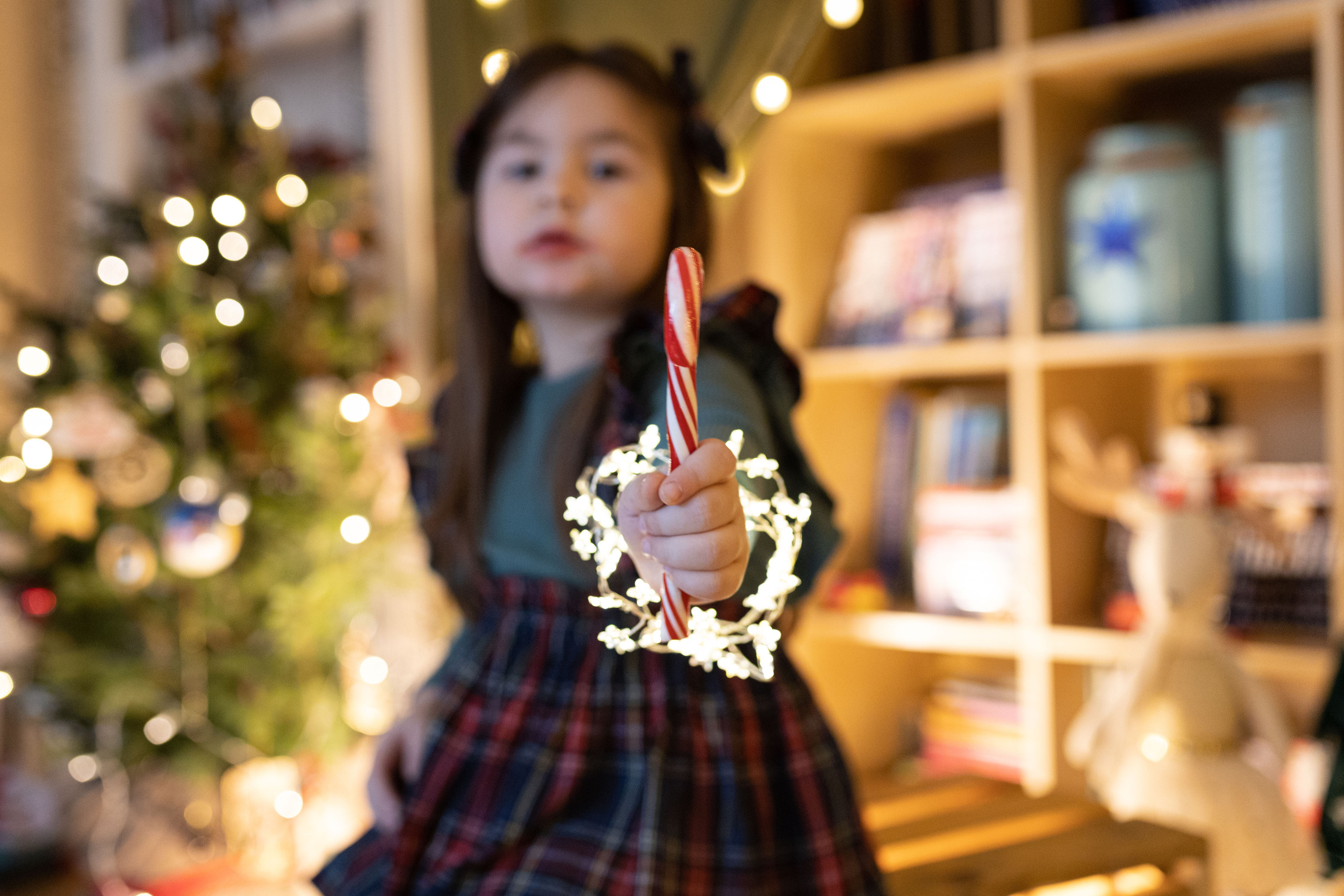 Zimska idila uhvaćena u studiju sa novogodišnjim rekvizitima