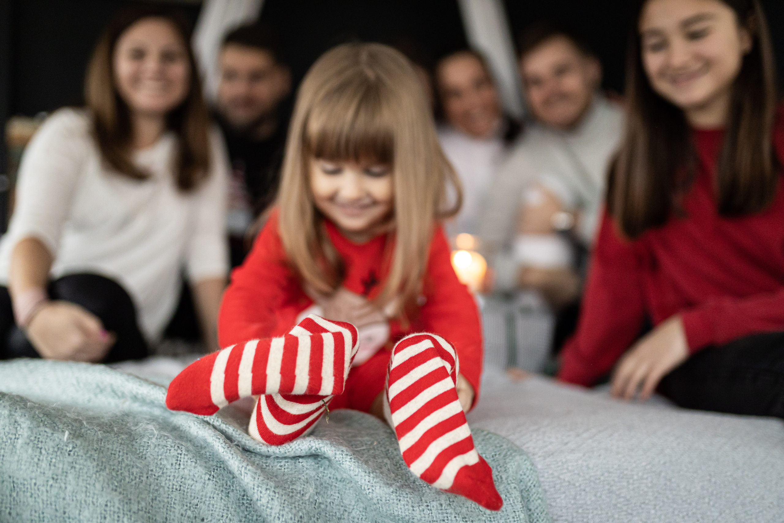 Praznična atmosfera uhvaćena na studijskom novogodišnjem fotografisanju