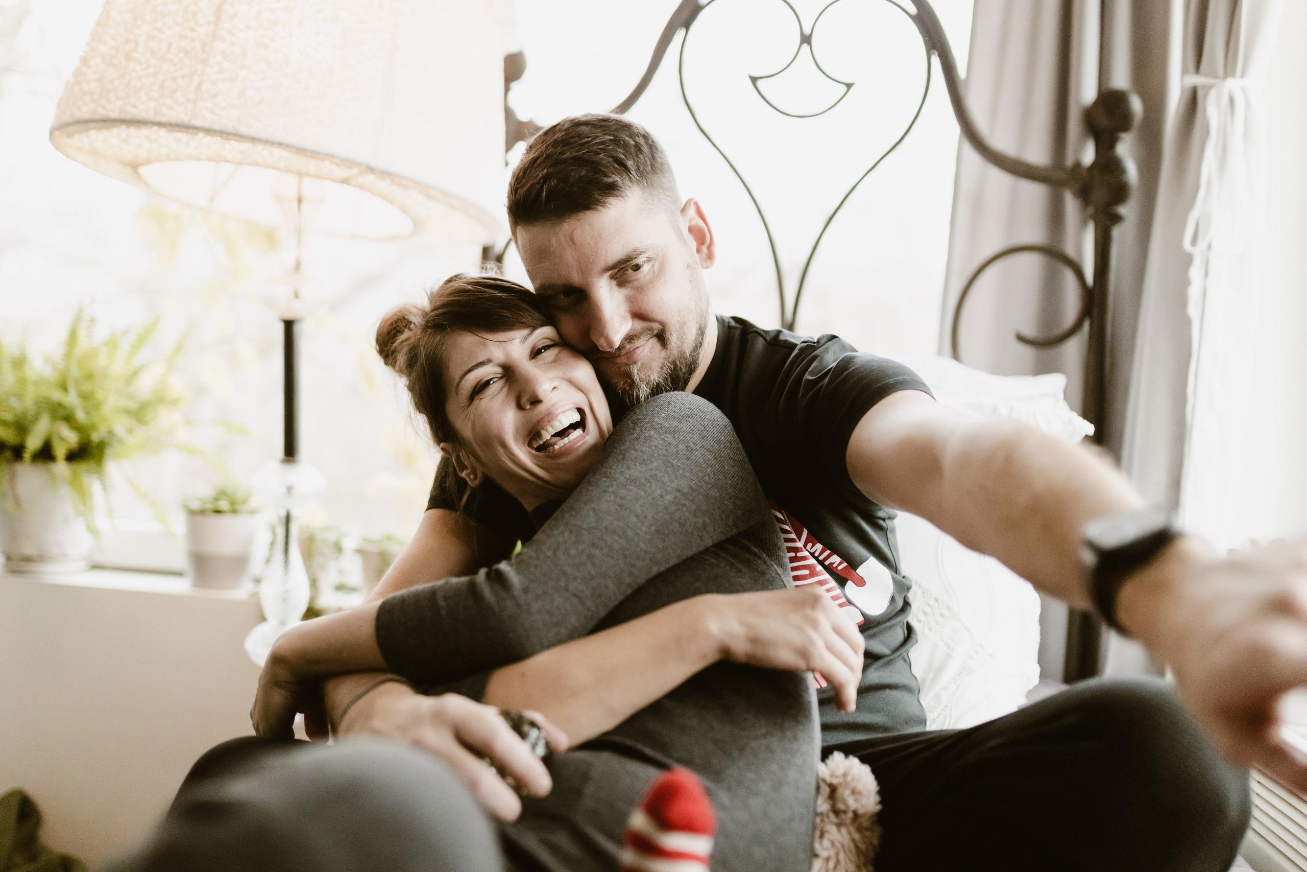 Porodična slika sa novogodišnjim dekoracijama u studiju.