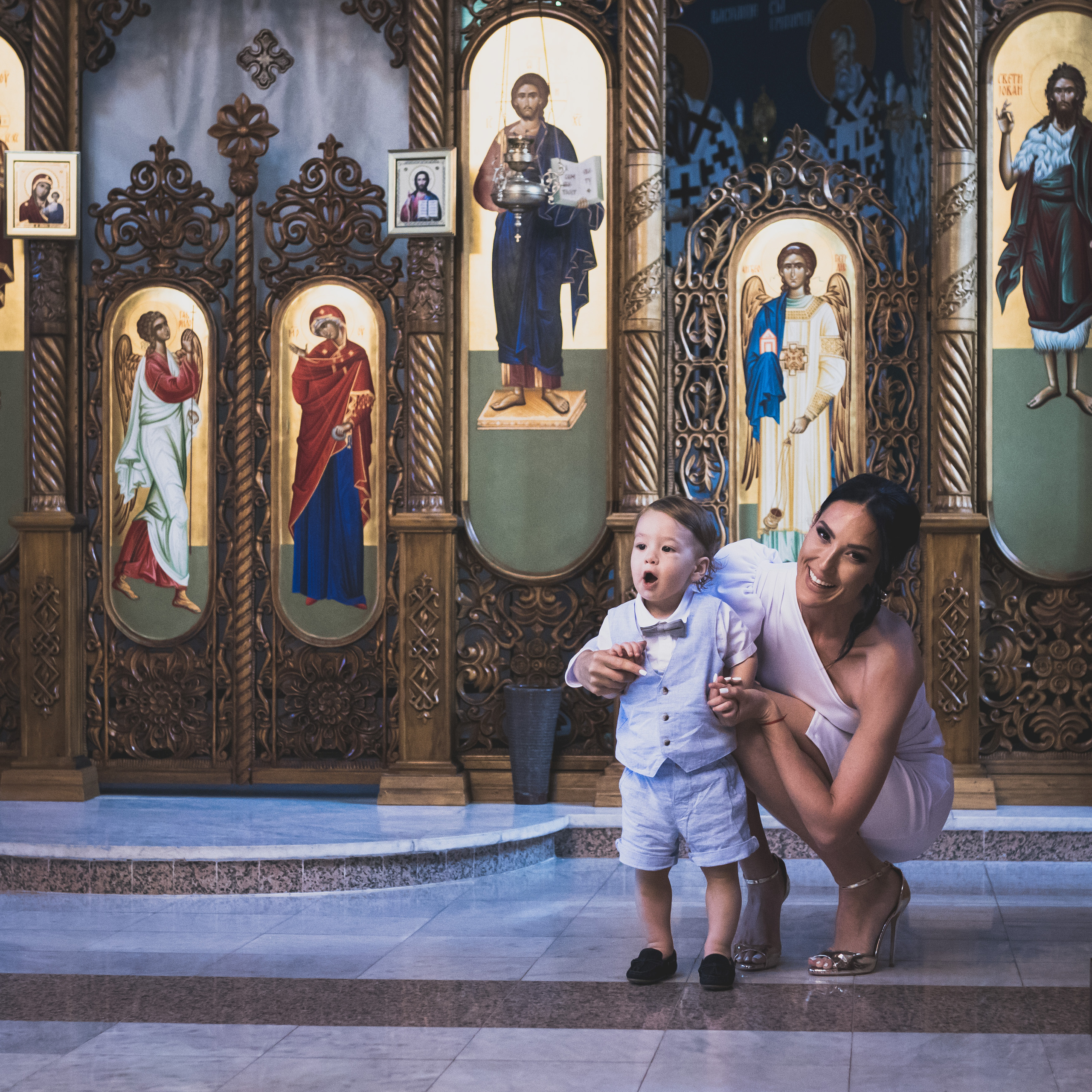 fotografija dečaka i devojke u manastiru