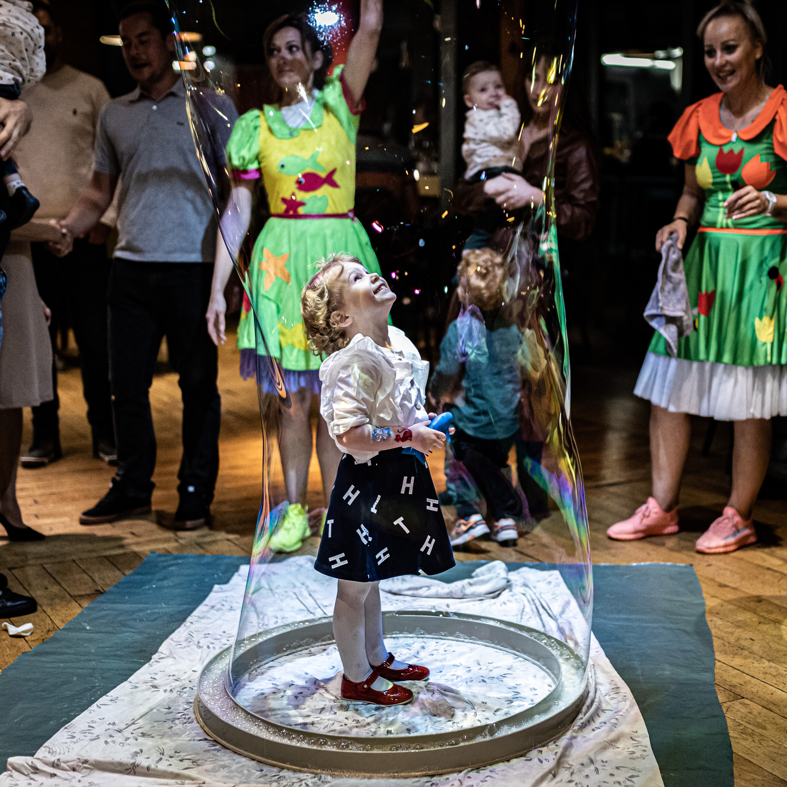 fotografisanje male devojčice u vodenom mehuru na prvom rođendanu