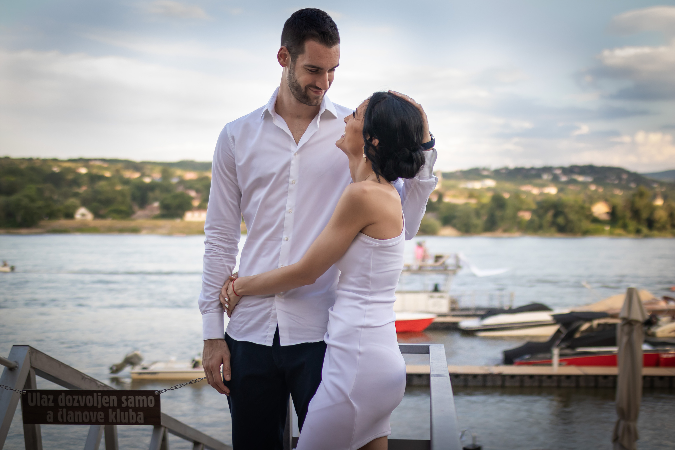 fotografisanje mladog bračnog para na rođendanu kraj reke