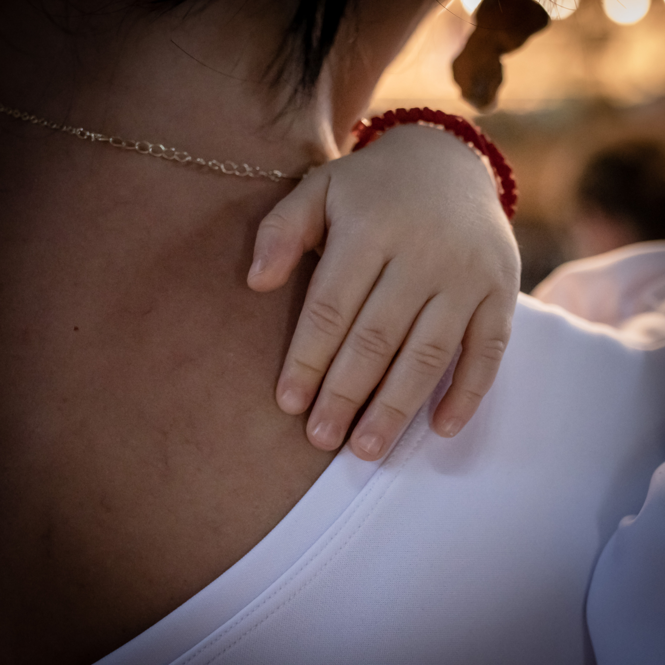 fotografija ruke malog deteta