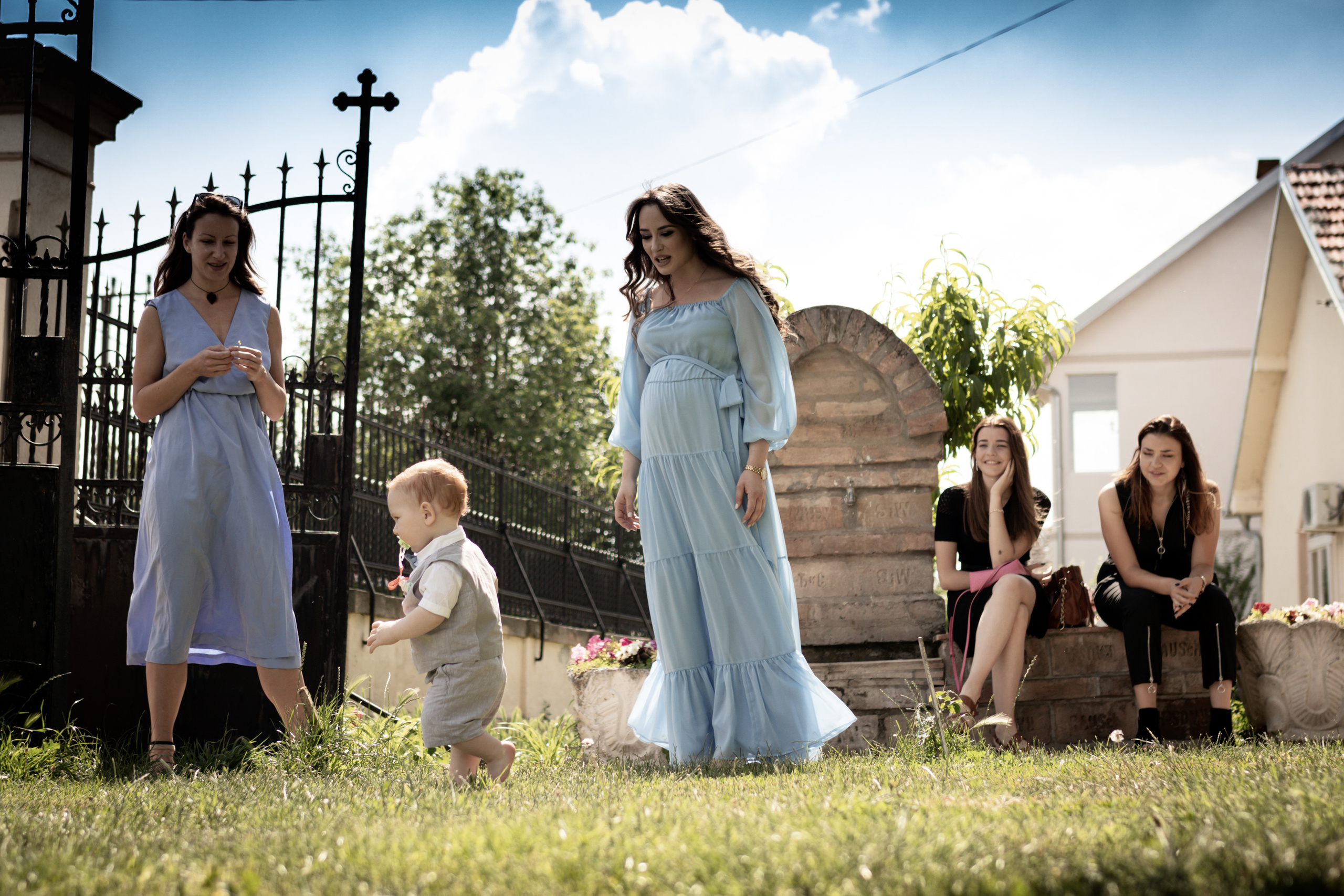 fotografija malog dečaka sa dve devojke