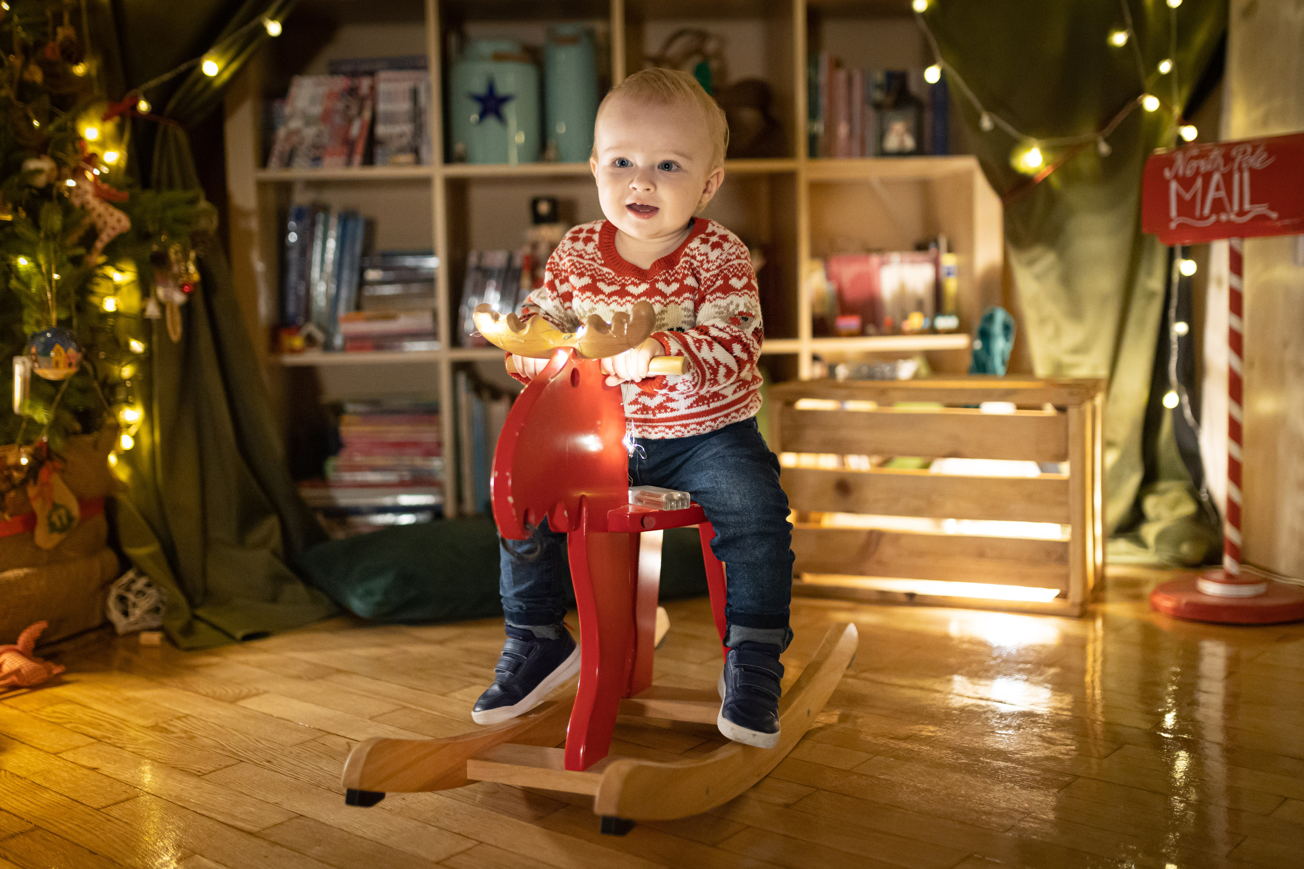 Profesionalno novogodišnje fotografisanje u studiju sa božićnim rekvizitima